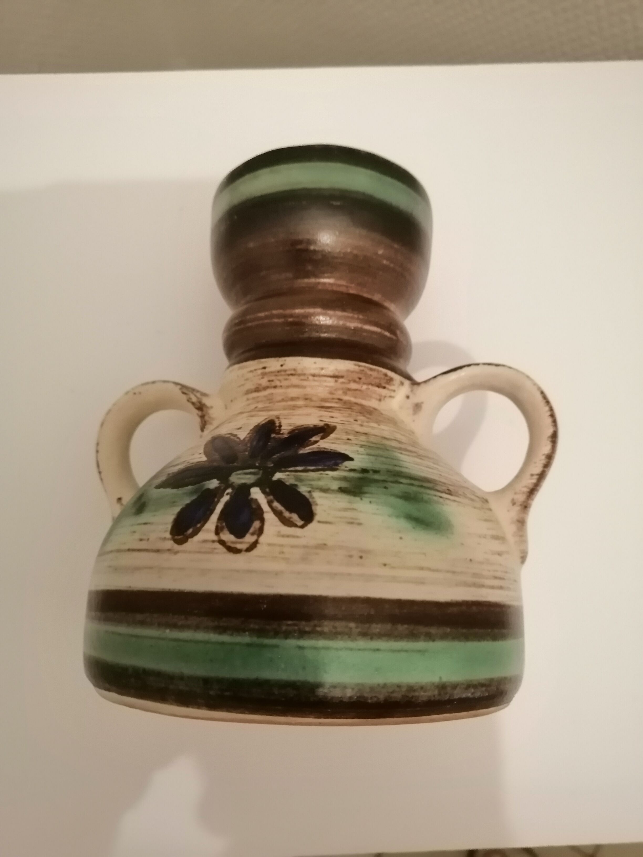 Vase en terre cuite peint a la main