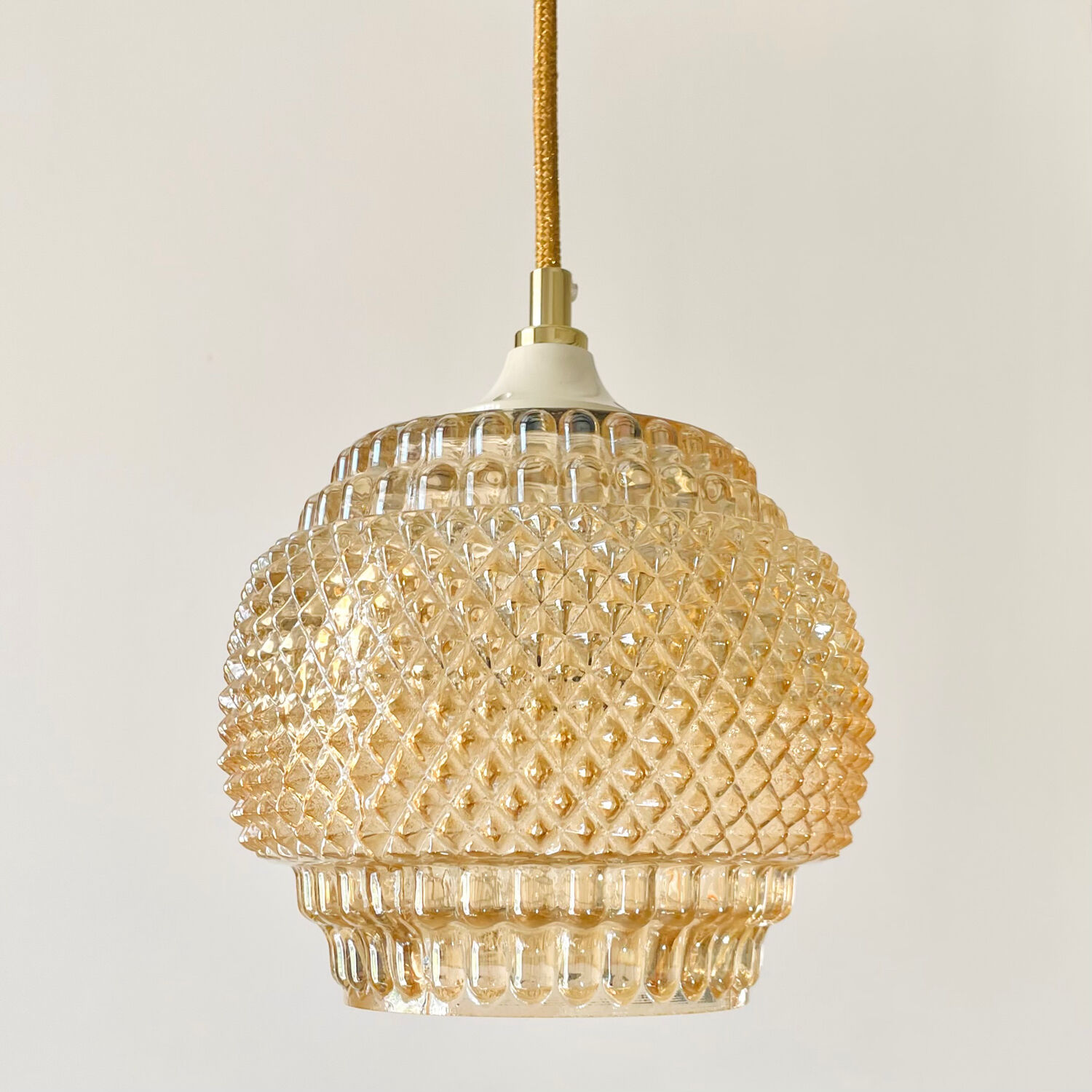 Suspension in iridescent molded glass