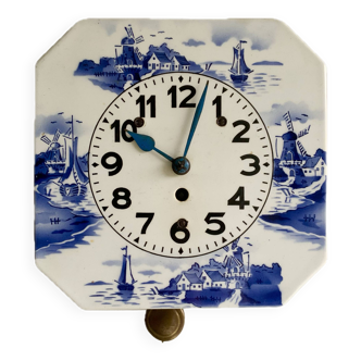 Horloge murale vintage allemande F. Mouthe scène hollandaise en porcelaine bleue de Delft 1900