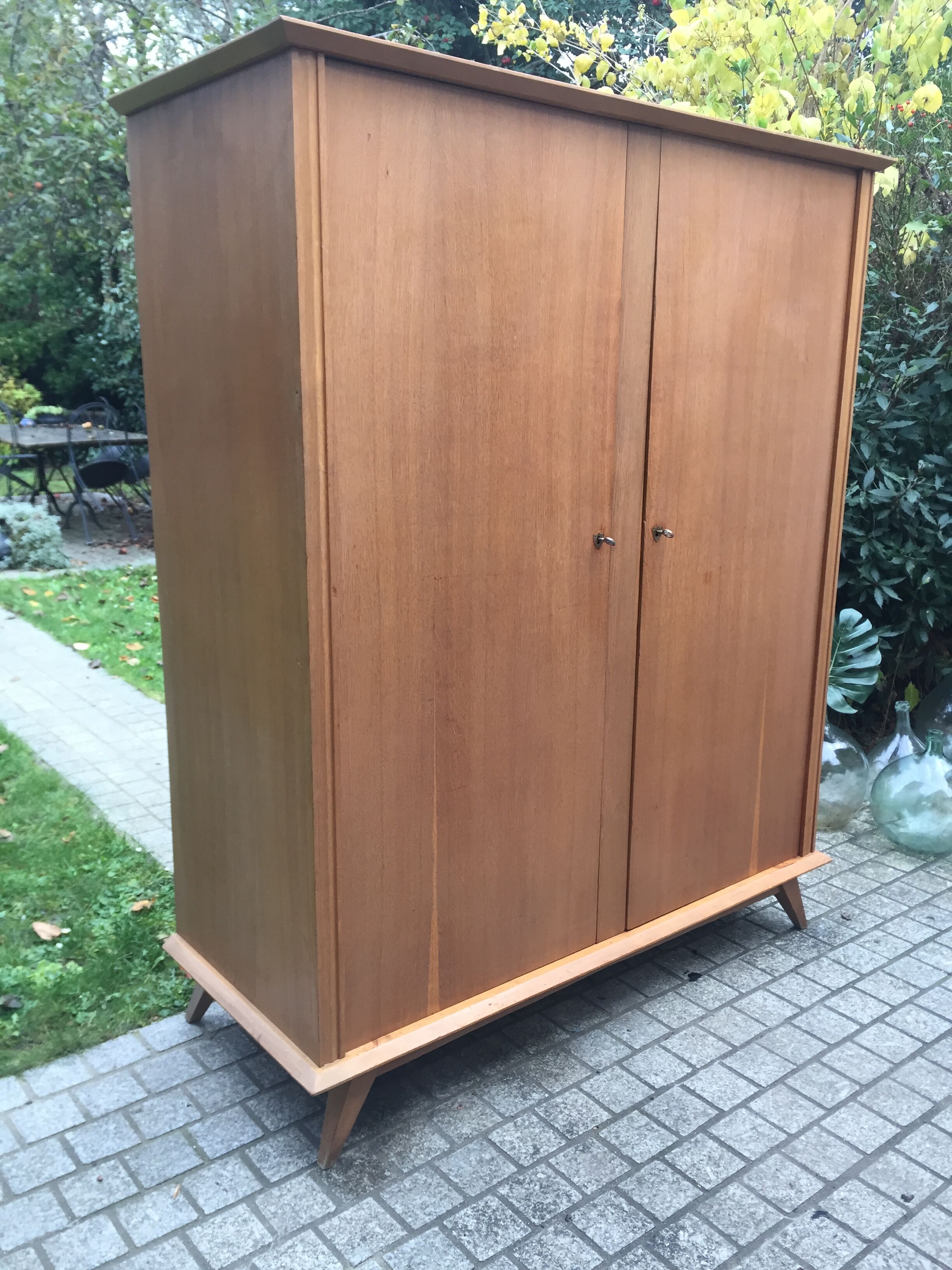 Armoire vintage 1950 pieds compas