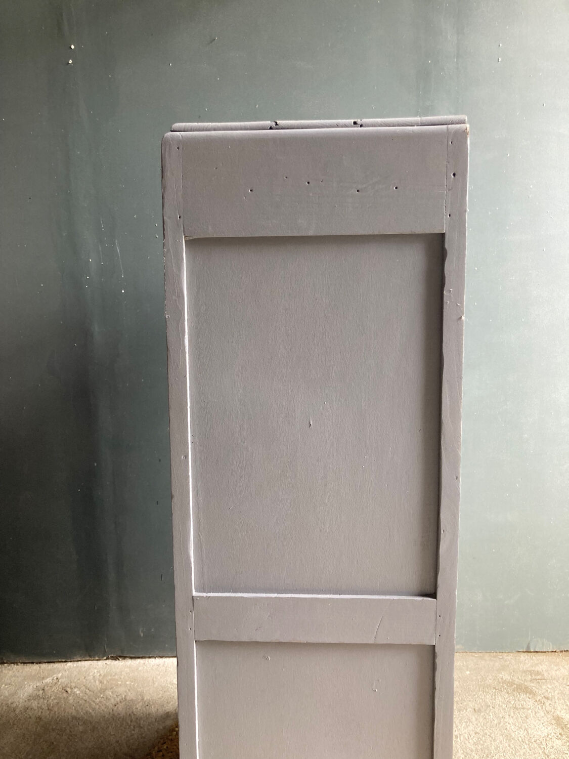 Armoire parisienne étagères