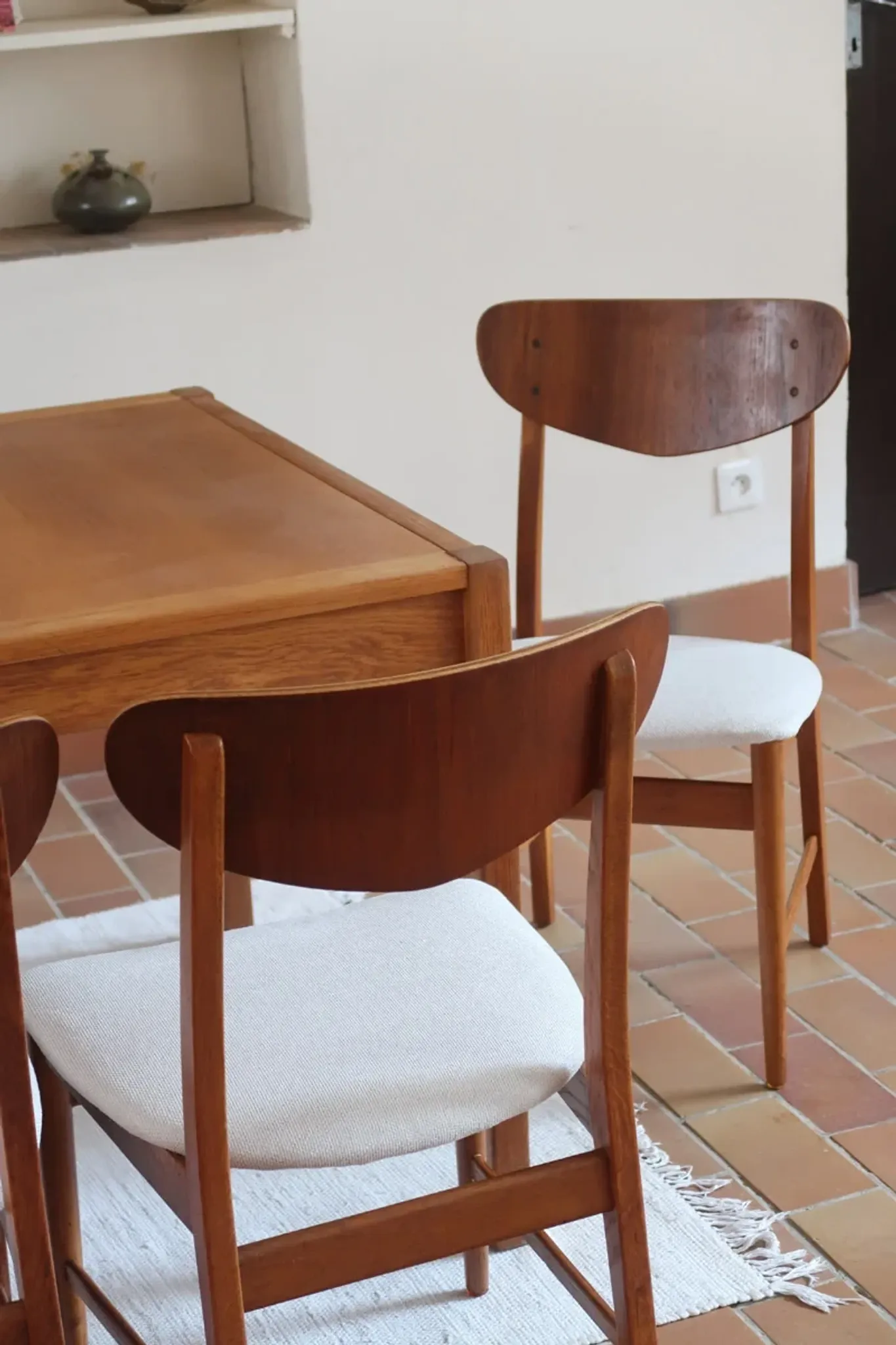 Set of 5 Scandinavian teak chairs from the 1960s, with curved backrest.