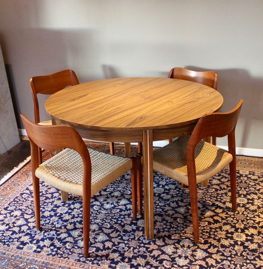 able to eat vintage round in formica imitation teak, with hidden extension, Scandinavian style