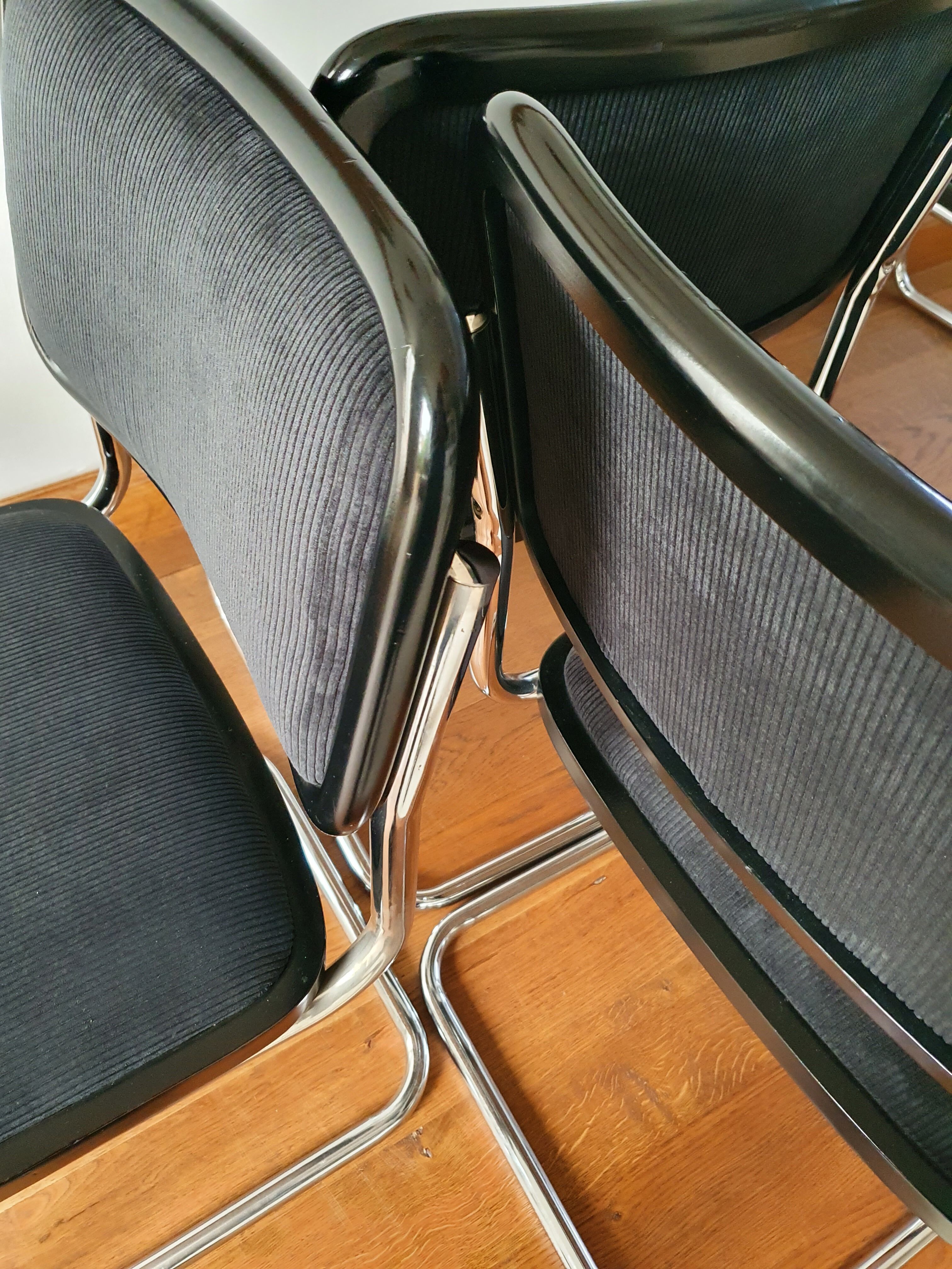 Série de 4 chaises B32 Marcel Breuer en velours côtelé noir