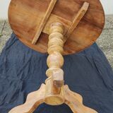 Tripod pedestal table, in solid blond walnut; tripod base,
