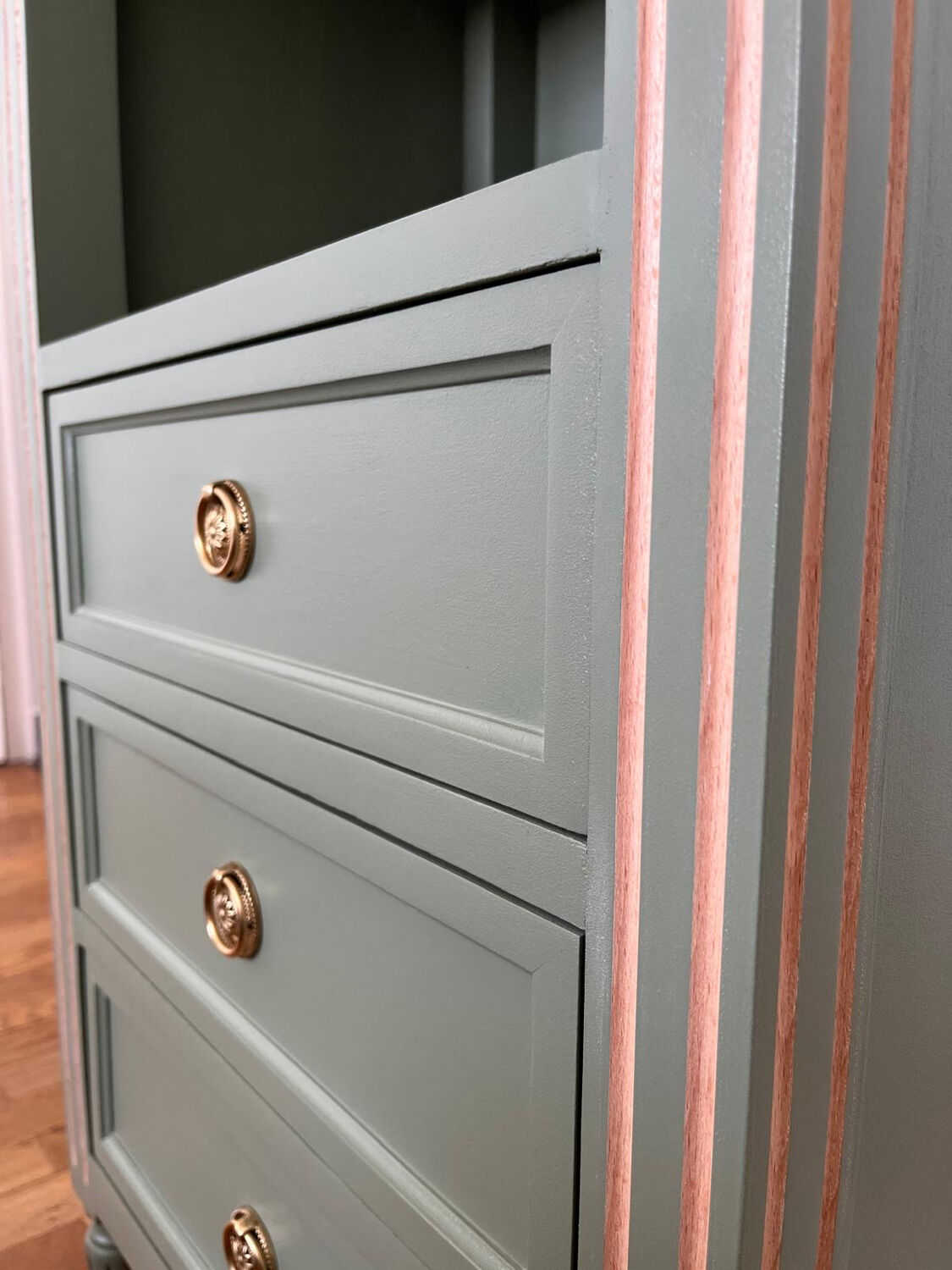 Vintage Louis XVI style chest of drawers – sage green paint, doorknobs