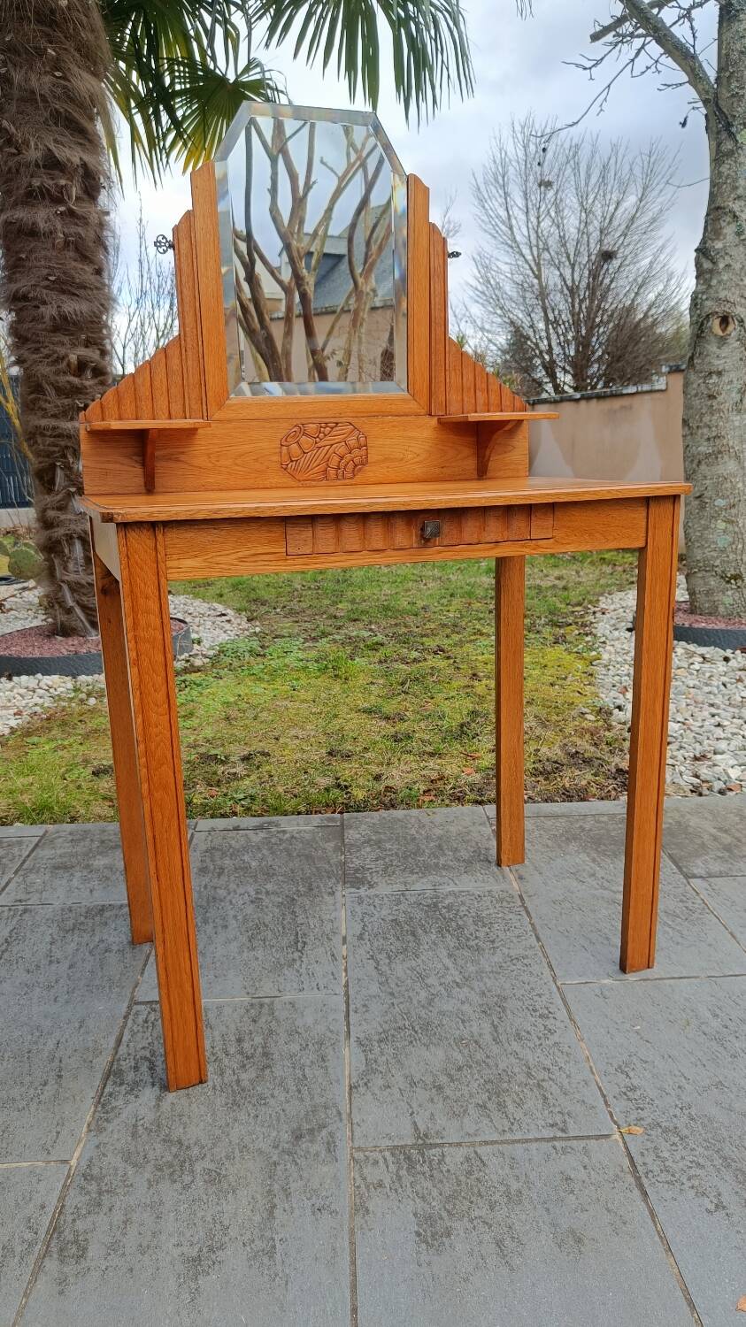 Art Deco hairdresser with bevelled mirror