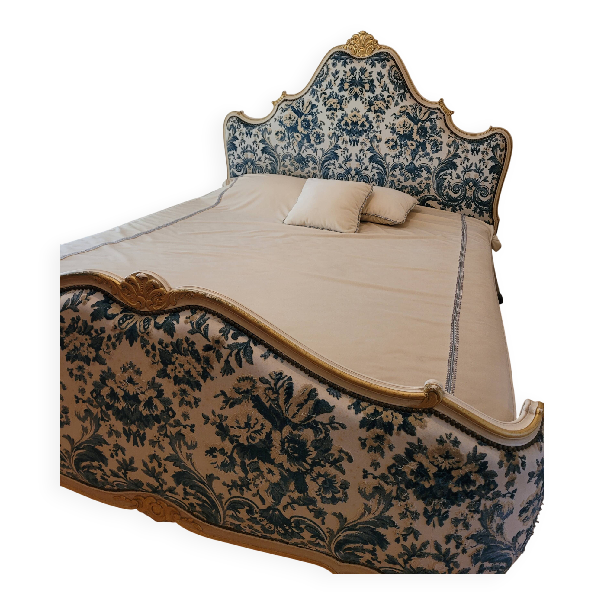 Venetian style bed
