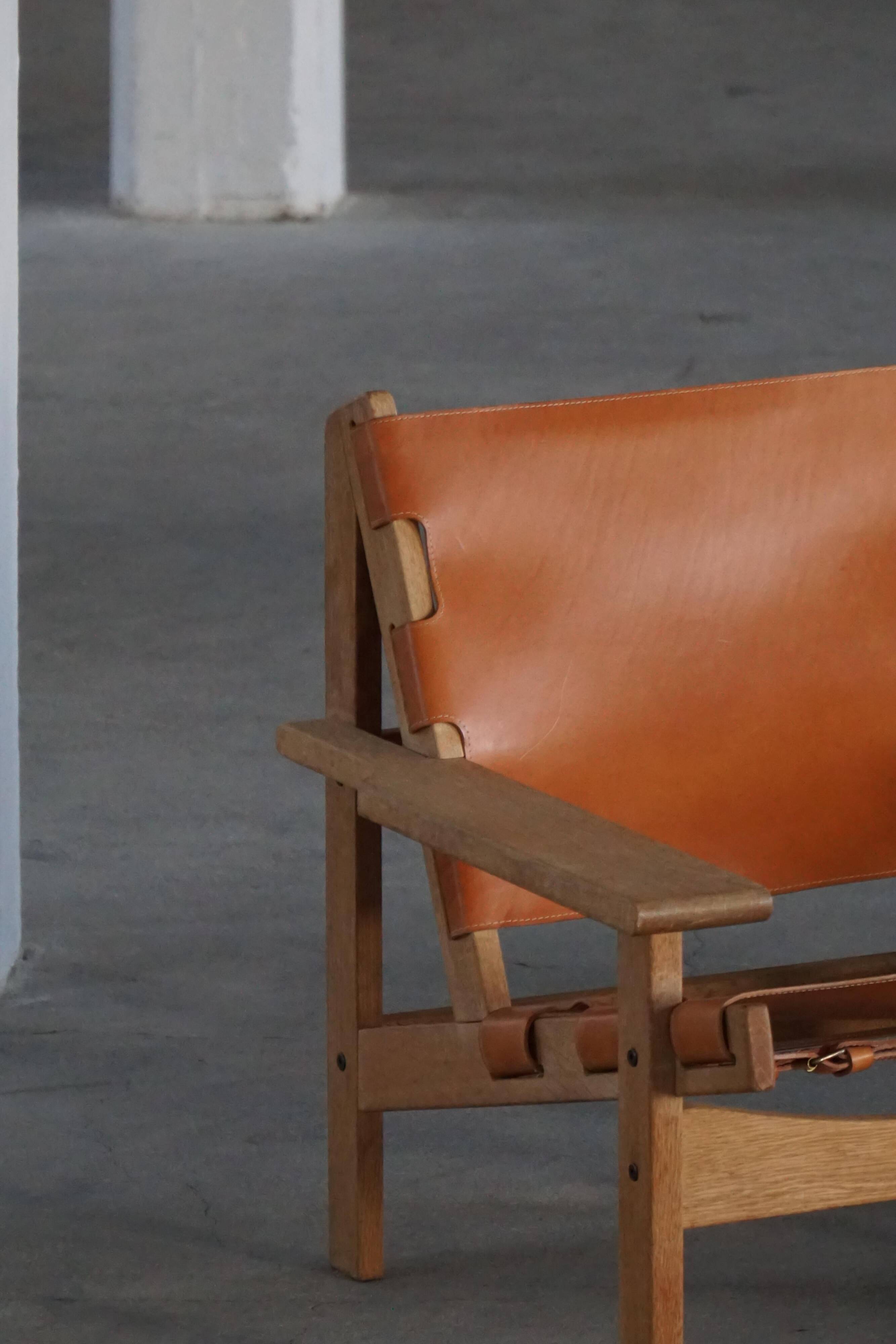 Pair of oak and leather hunting chairs by Kurt Østervig, modern Danish style from the 1960s.