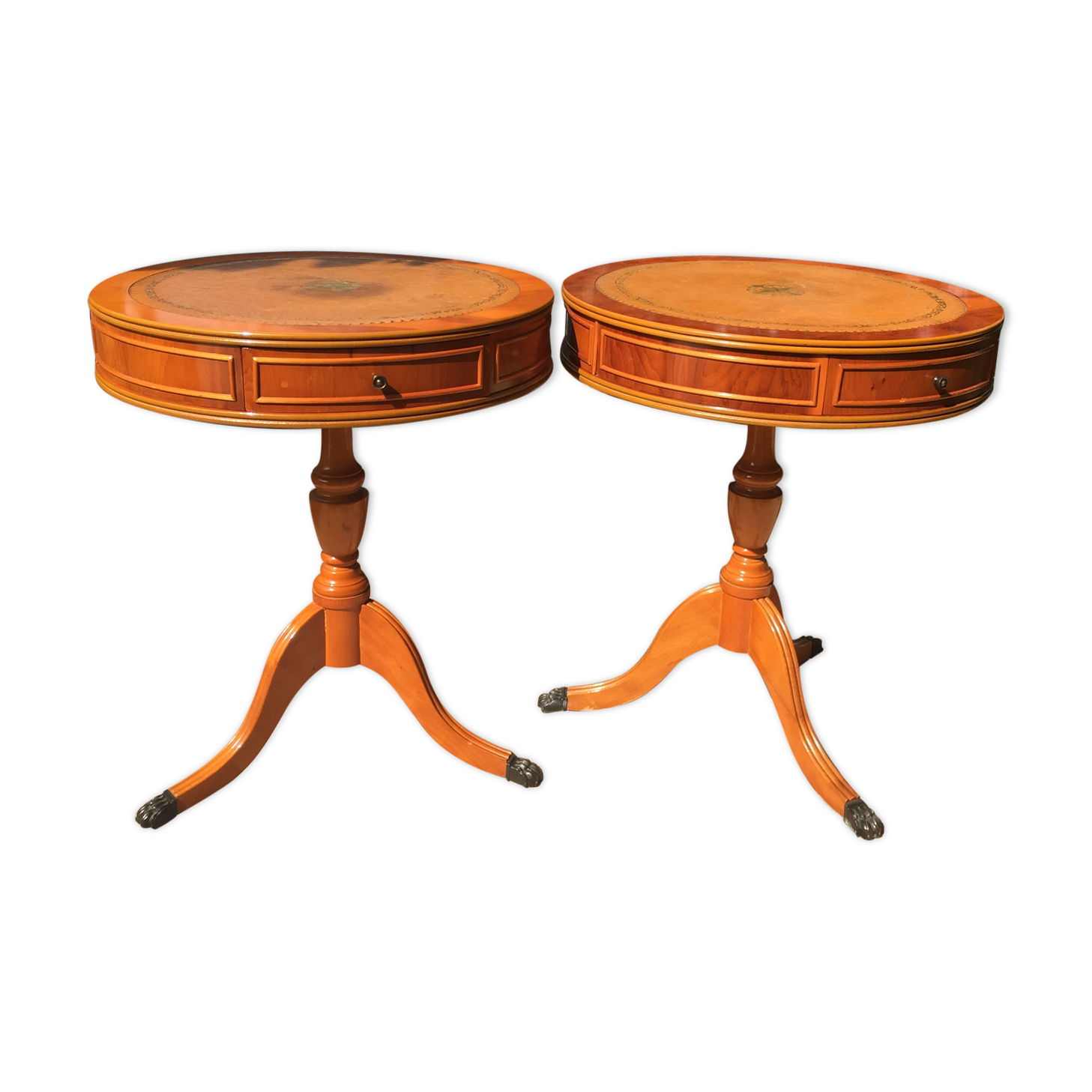 Set of 2 matching coffee tables near