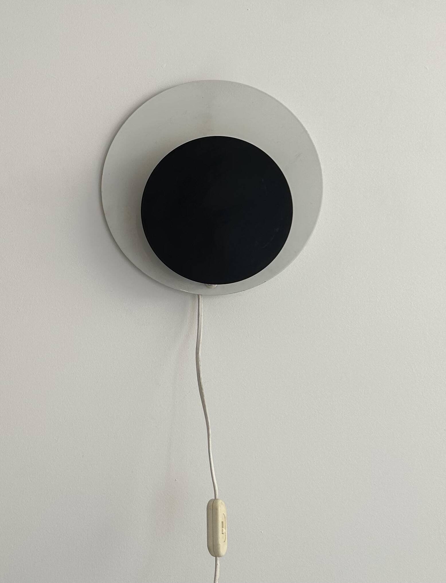 Vintage "Cirkle" wall lamp in black and white lacquered metal, Denmark 1970s