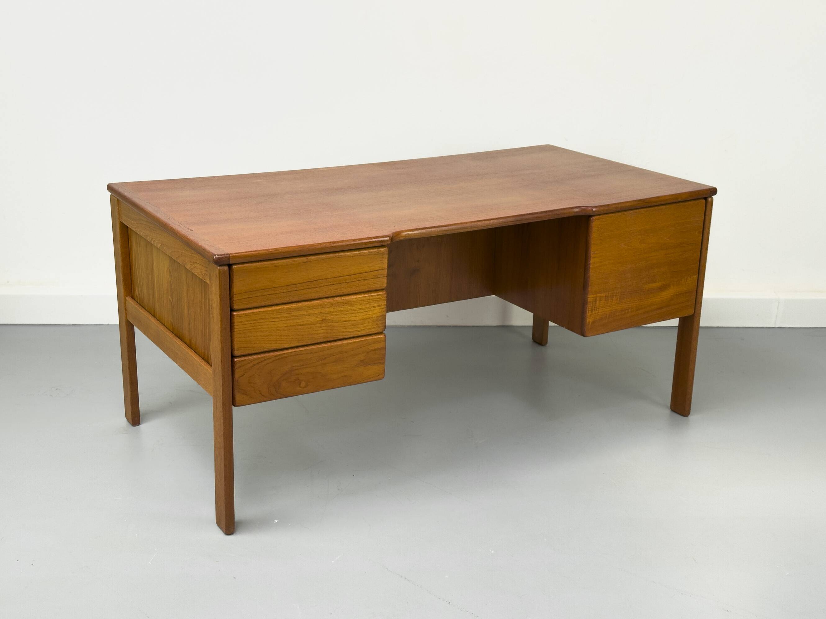 Bureau danois en teck avec porte et tiroirs par Bornholm, années 1970