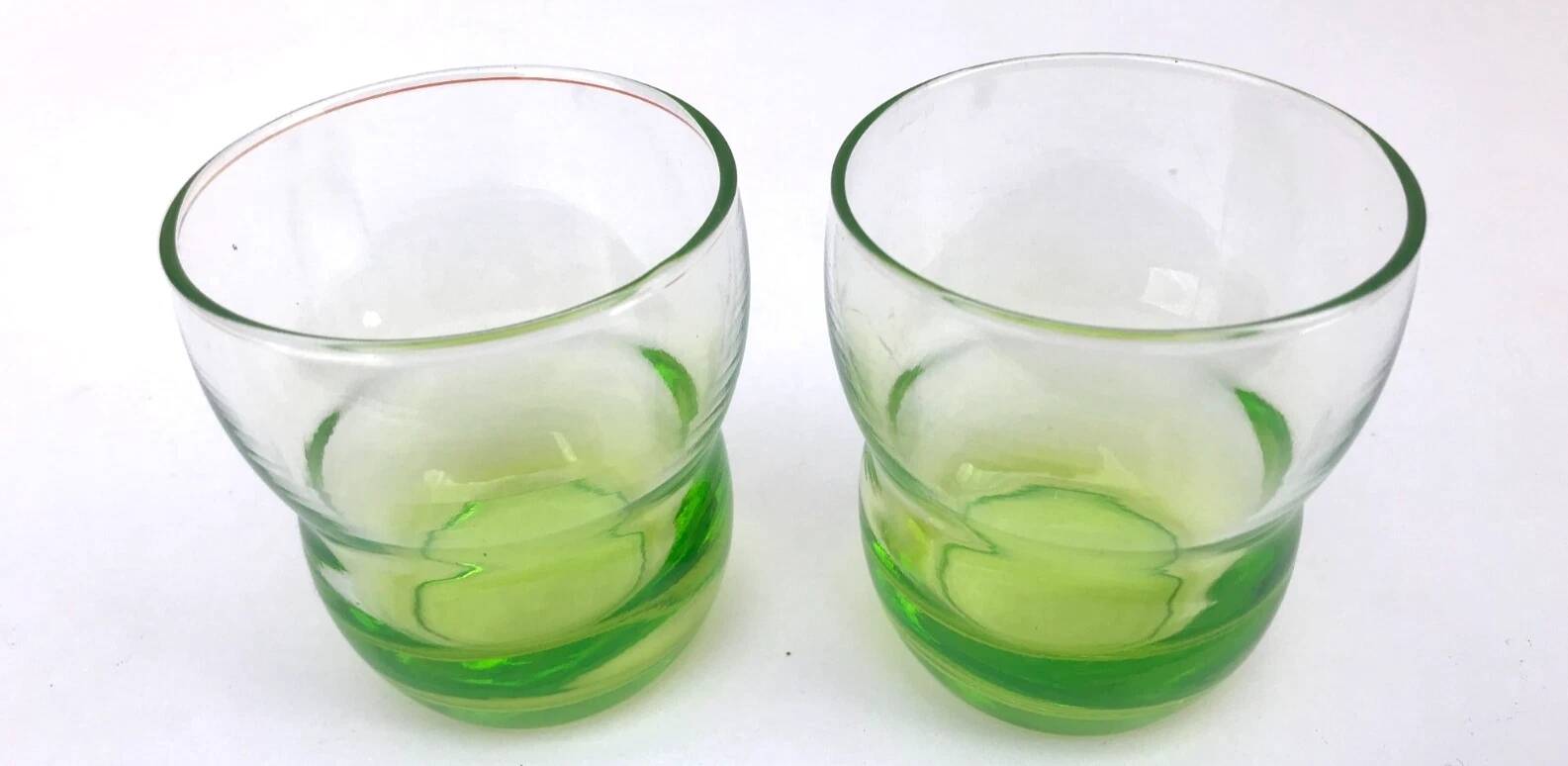 2 verres anciens  Verre coloré transparent
