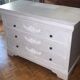 Commode blanche vintage à moulures shabby chic