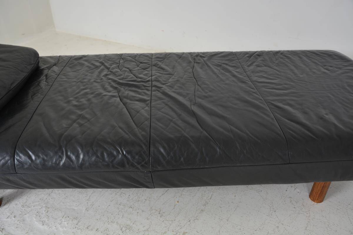 Day bed, vintage bench sofa dating from the 70s.