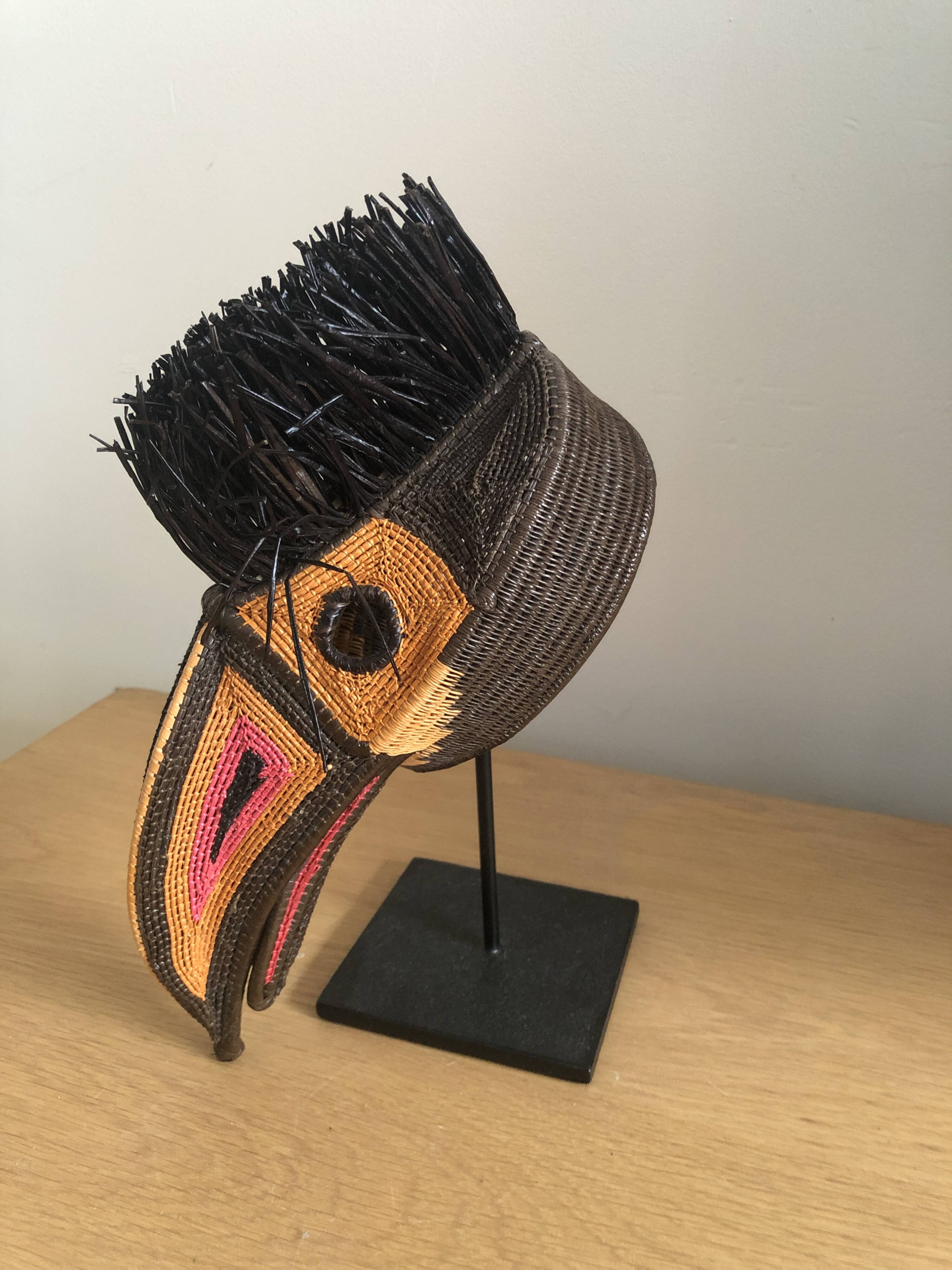 Parrot mask made of woven fibres