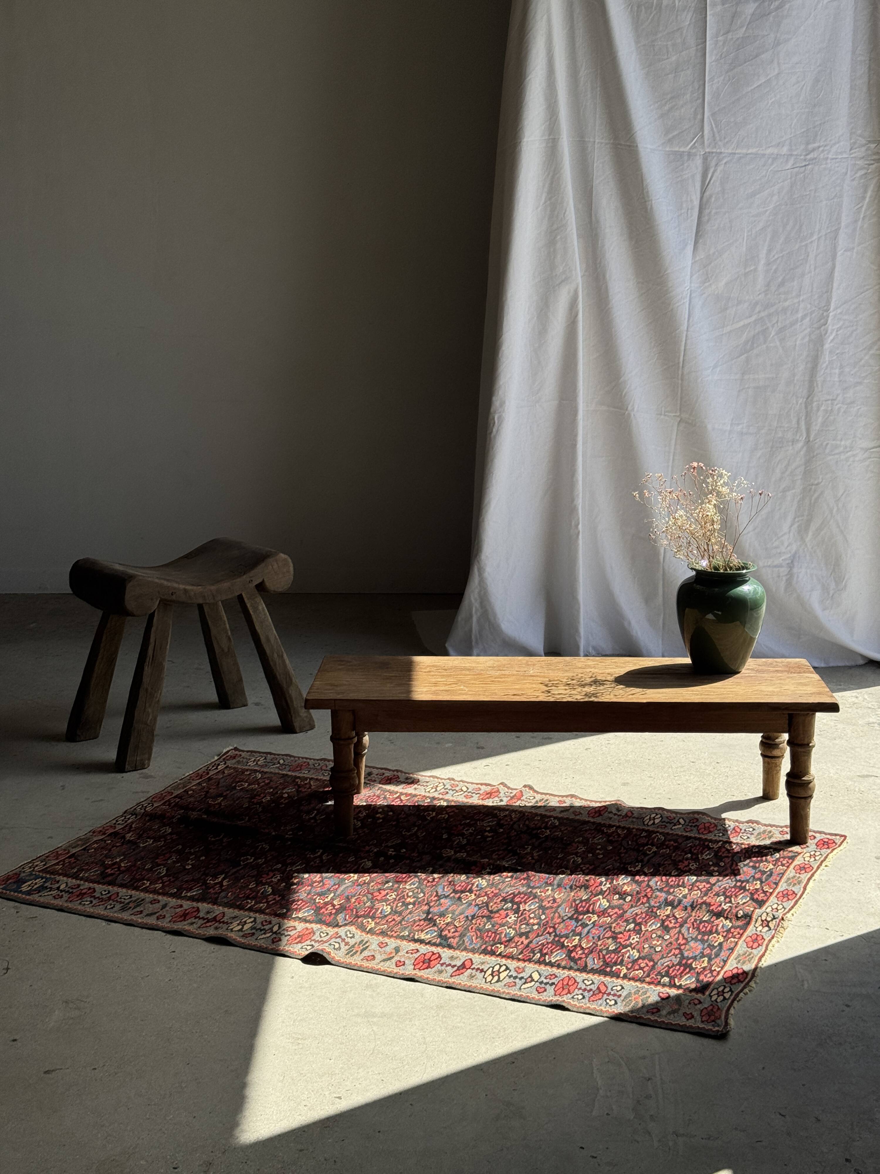 Four-legged stool in antique teak from Indonesia H 50 L 52