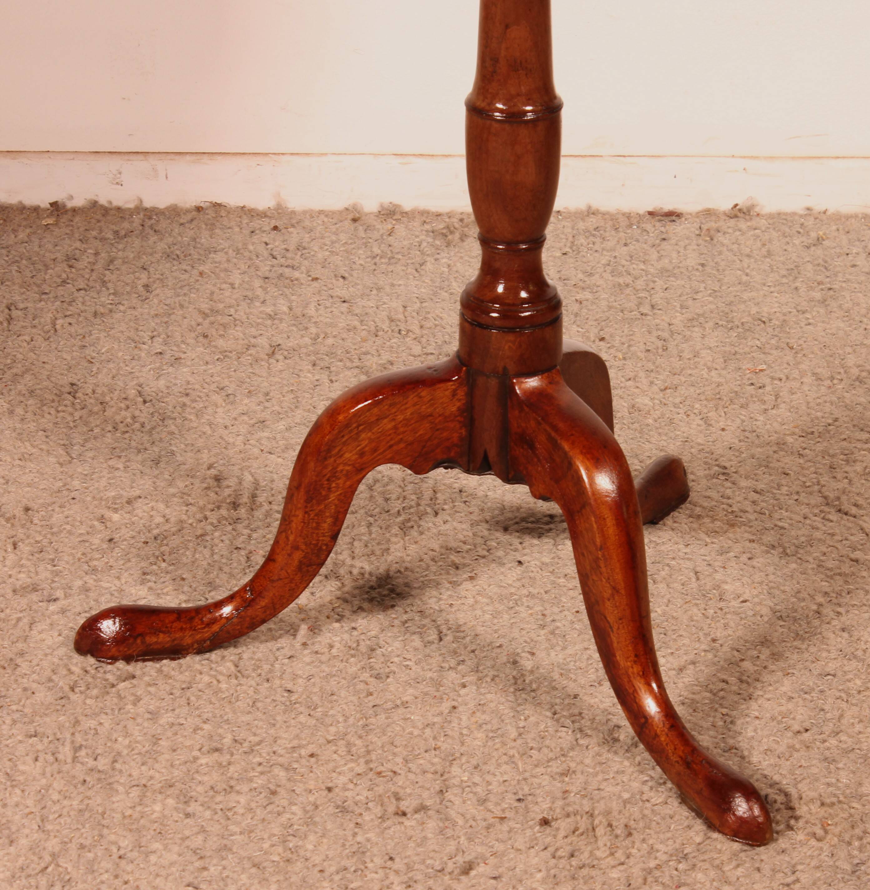 Small guéridon called tea table in mahogany from the early 19th century.