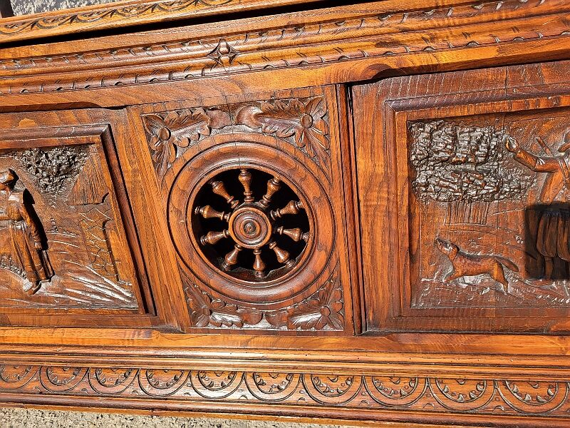 Breton chest bench hunting scene in chene