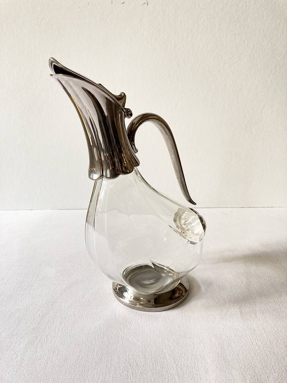 Ewer, decanter in silver-plated metal and glass