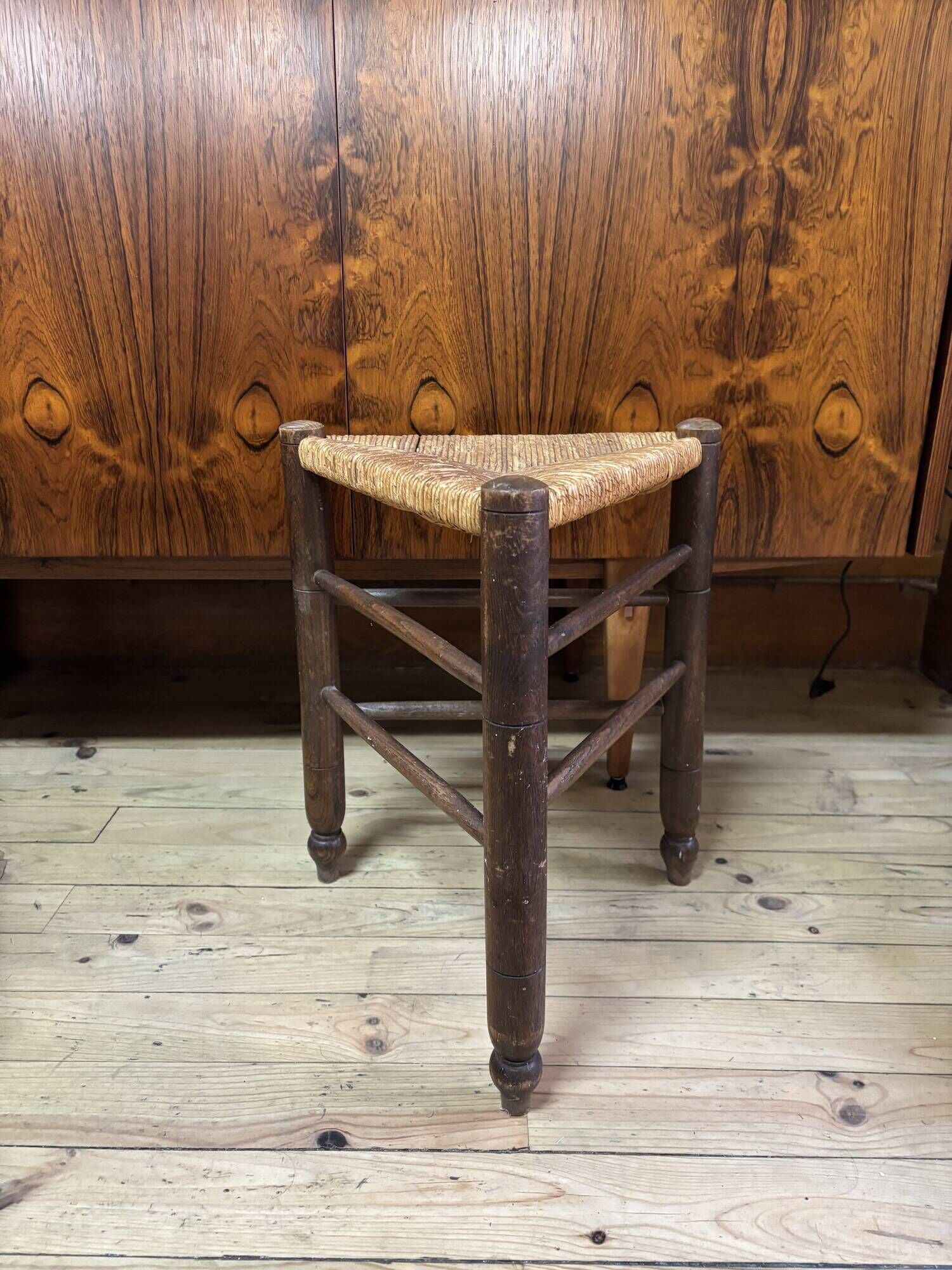 Série de 3 tabourets tripodes bois et paille