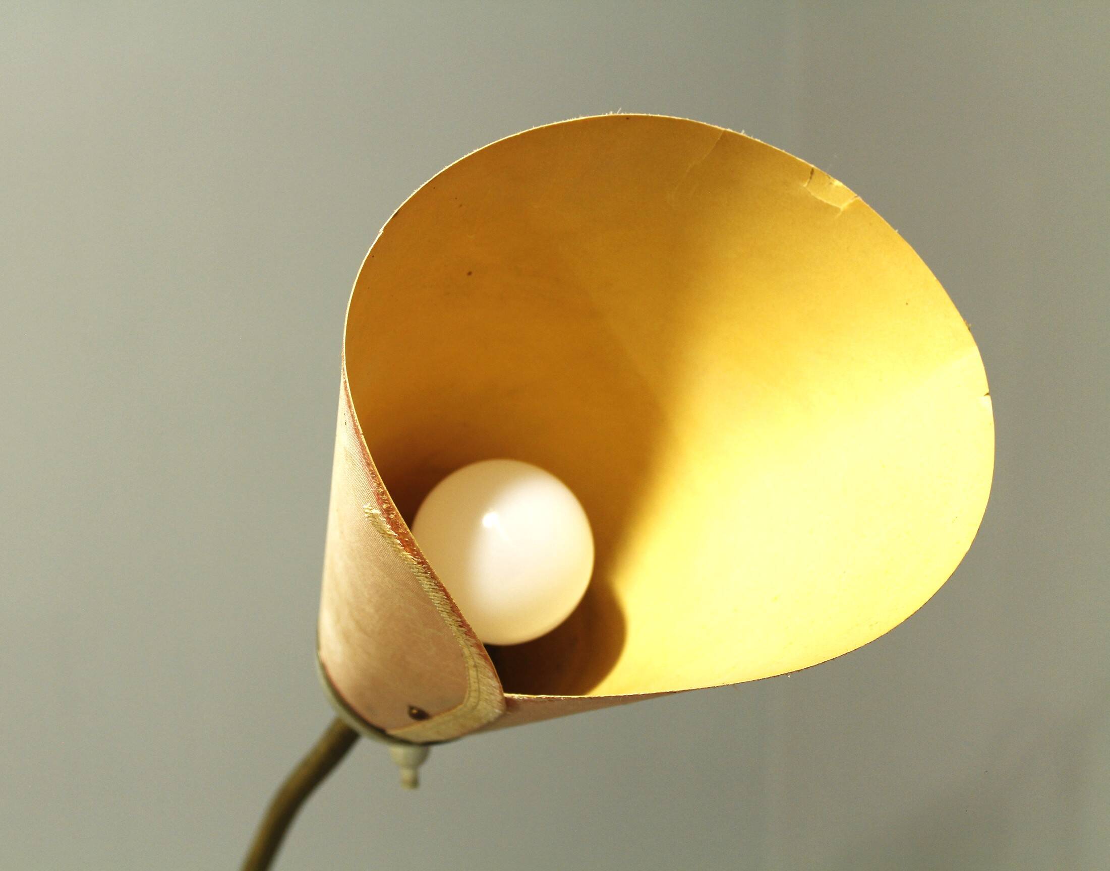 Lampadaire italien à trois lumières en laiton, années 1960