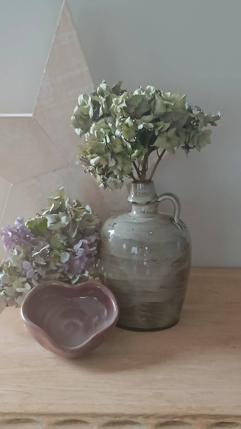 Heart-shaped ceramic trinket tray