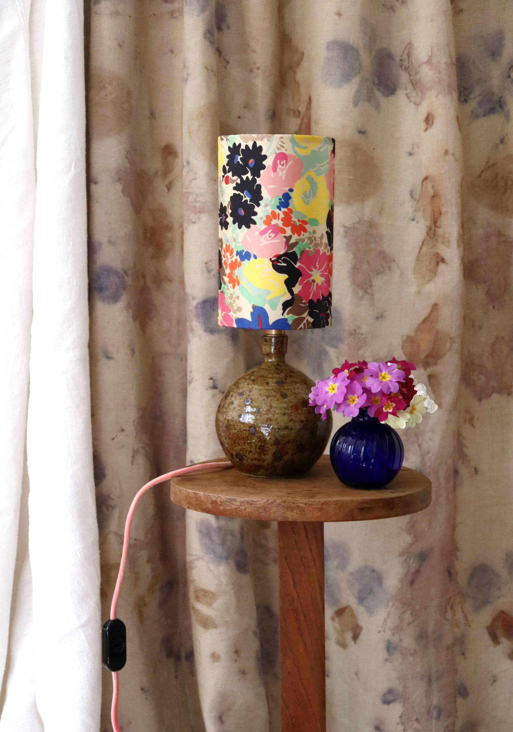 Lampe à poser en grès chamotté et abat jour en soie liberty