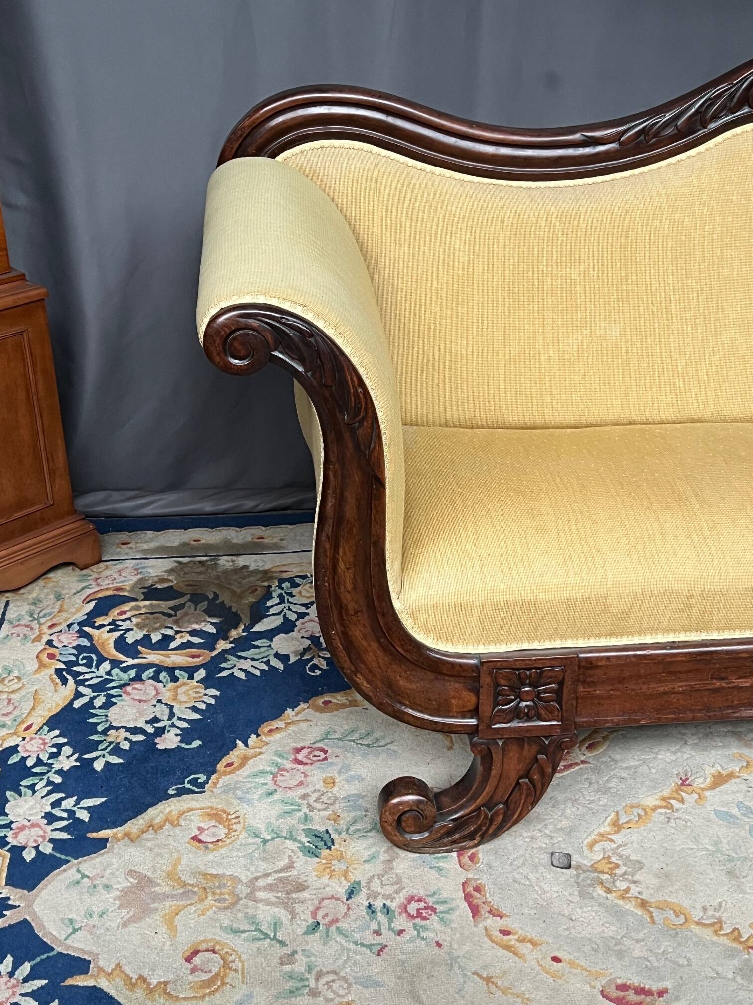 Empire-style canapé. Mahogany.