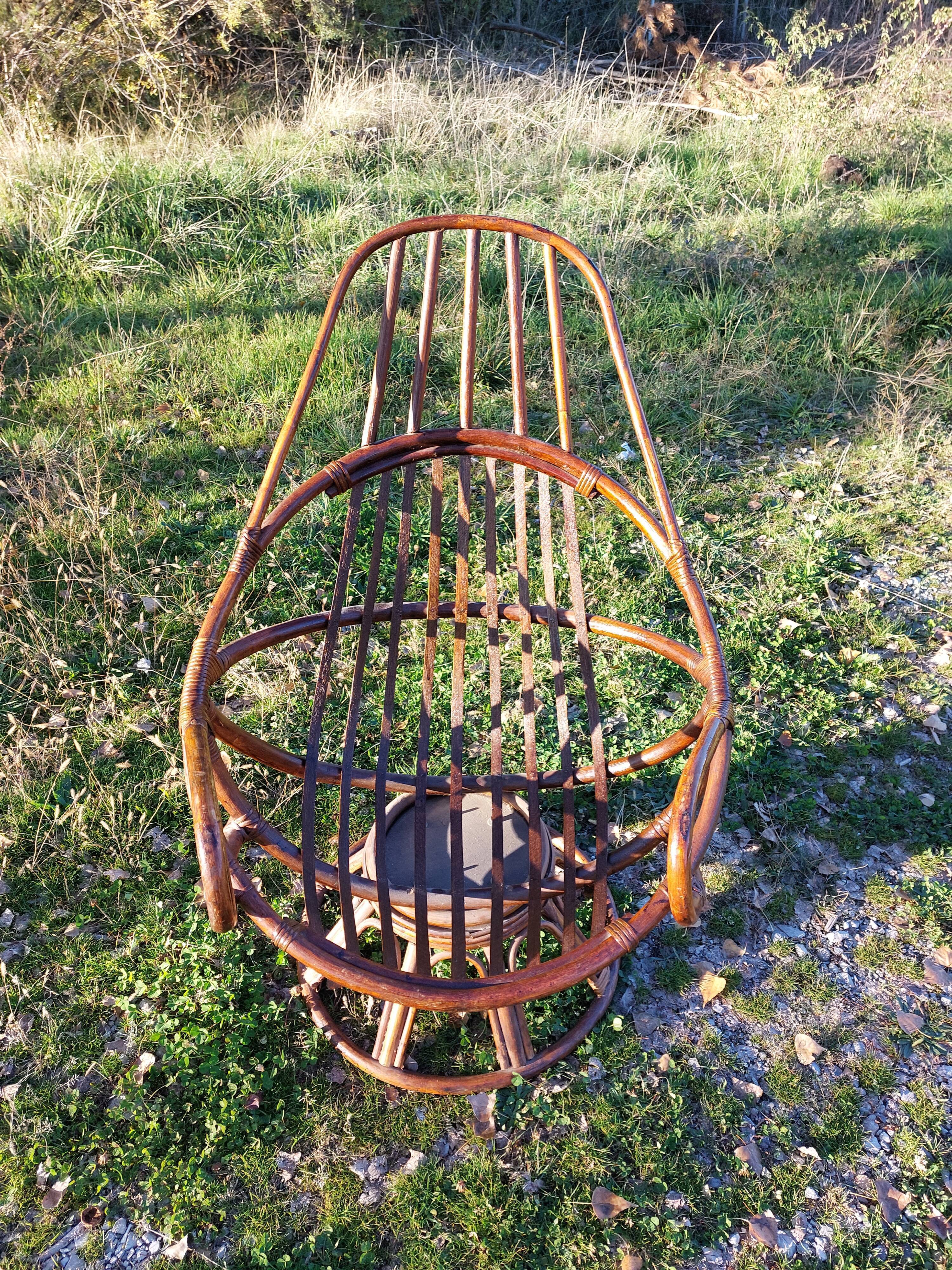 Fauteuil vintage pivotant en bambou et rotin