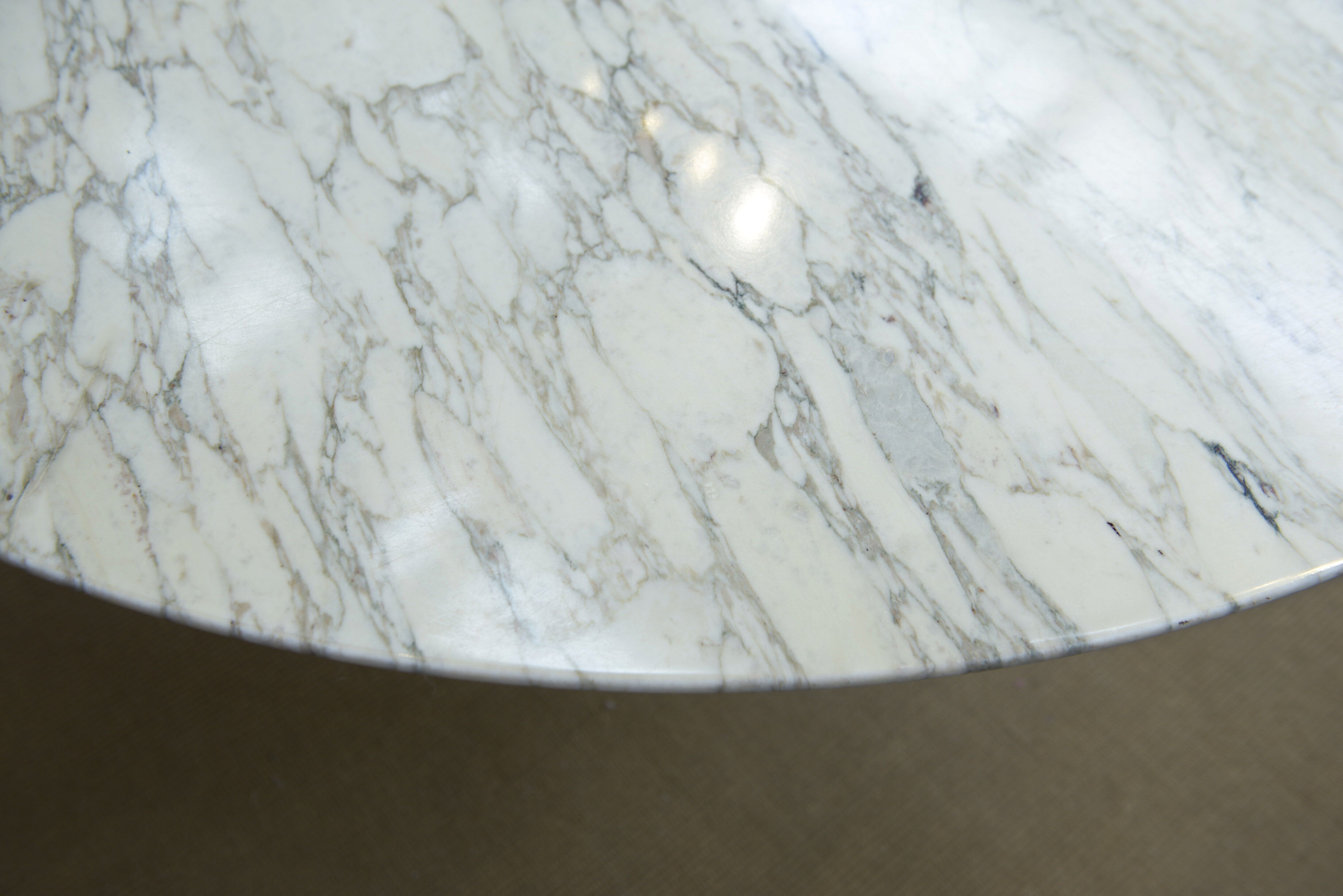 Round table "tulip 137" in marble, Eero Saarinen, Knoll 1960