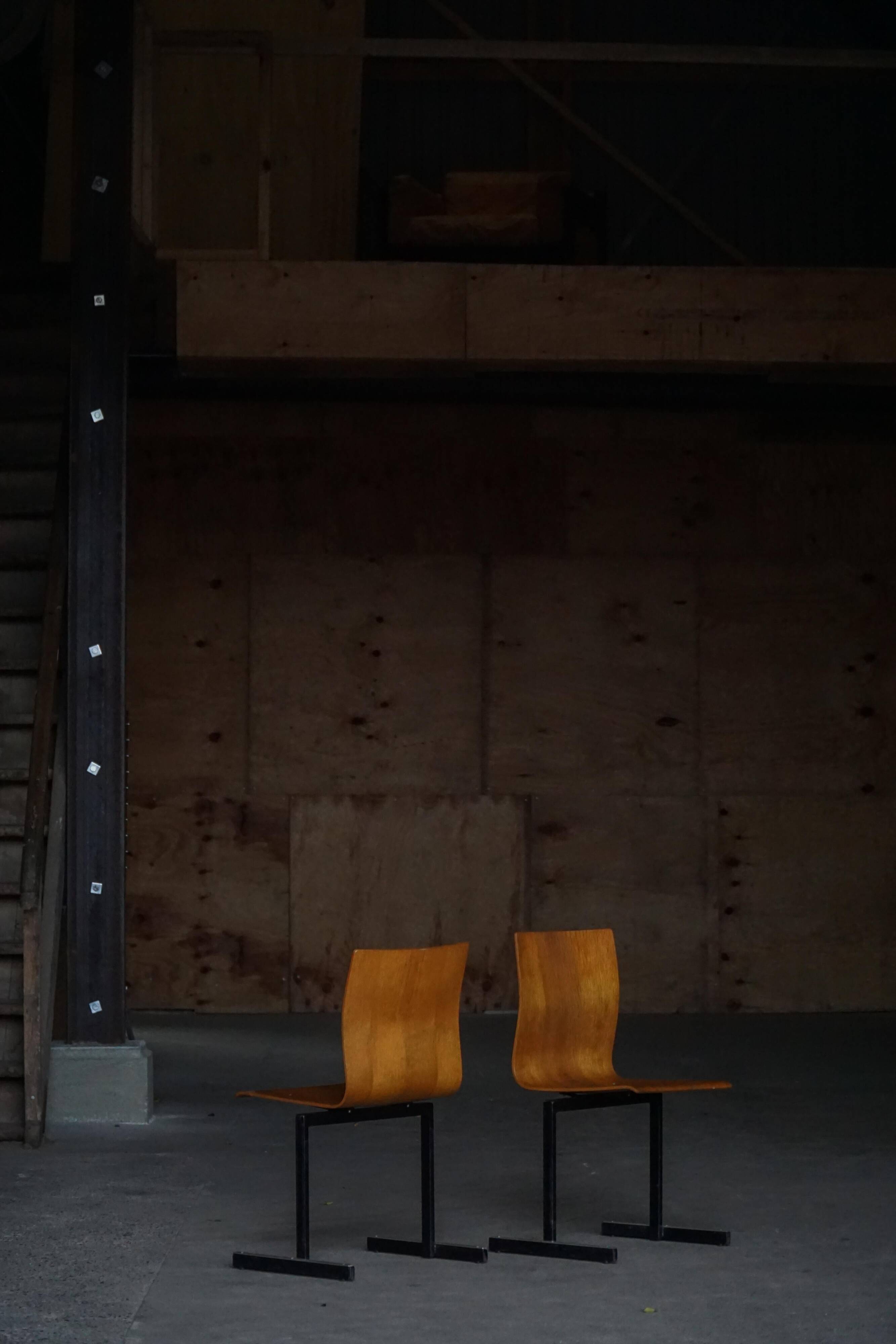 Set of 6 industrial stackable chairs by Niels Larsen, black metal and oak, 1960s.