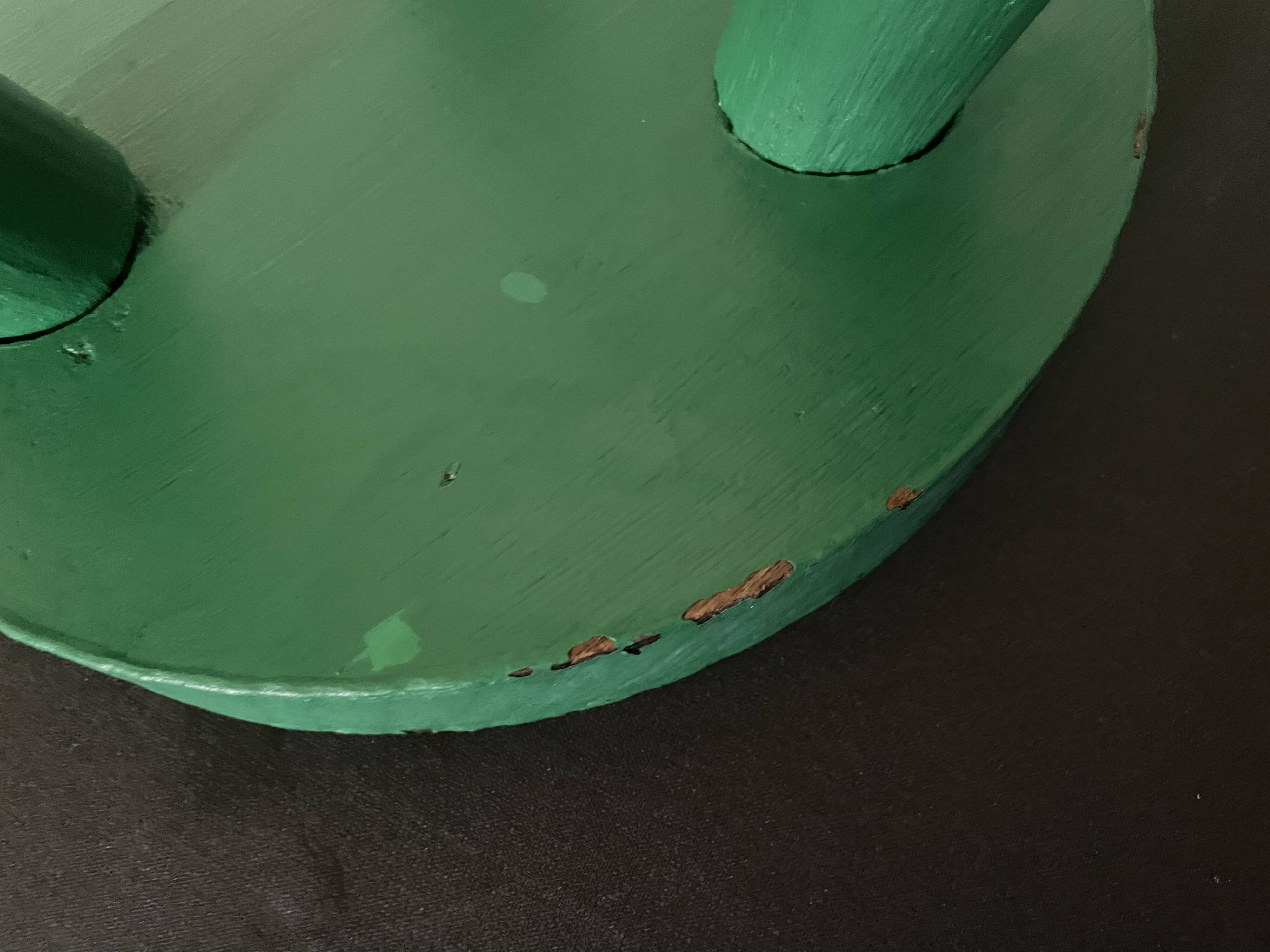 Tabouret trépied peint