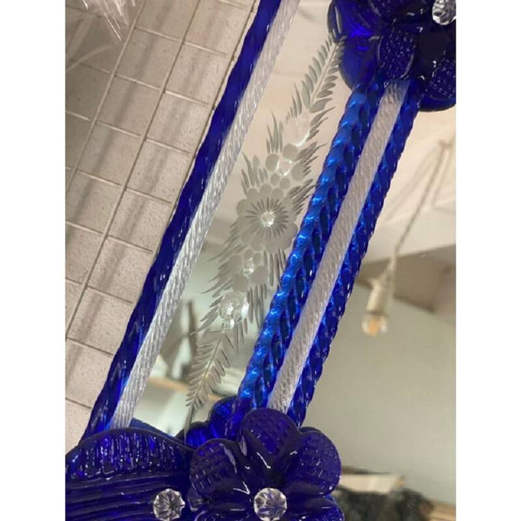 Miroir vénitien octogonal bleu floréal sculpté à la main dans le style du verre de Murano