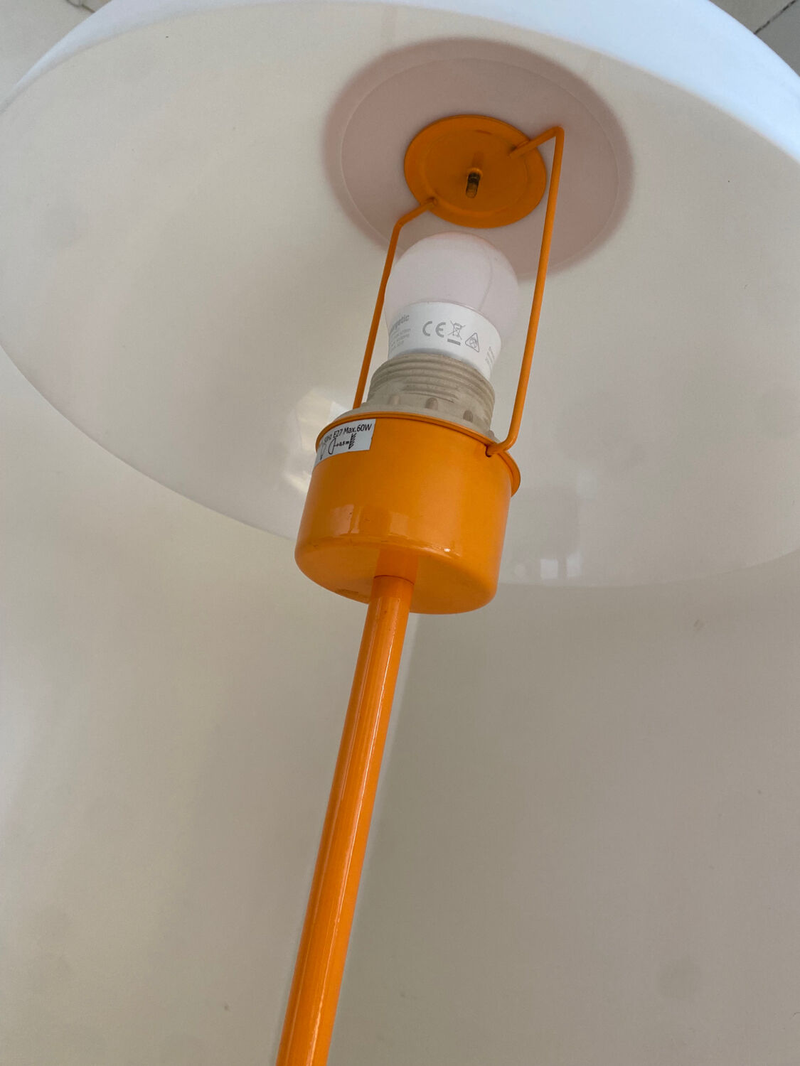 Lampe champignon vintage métal laqué orange et plastique blanc