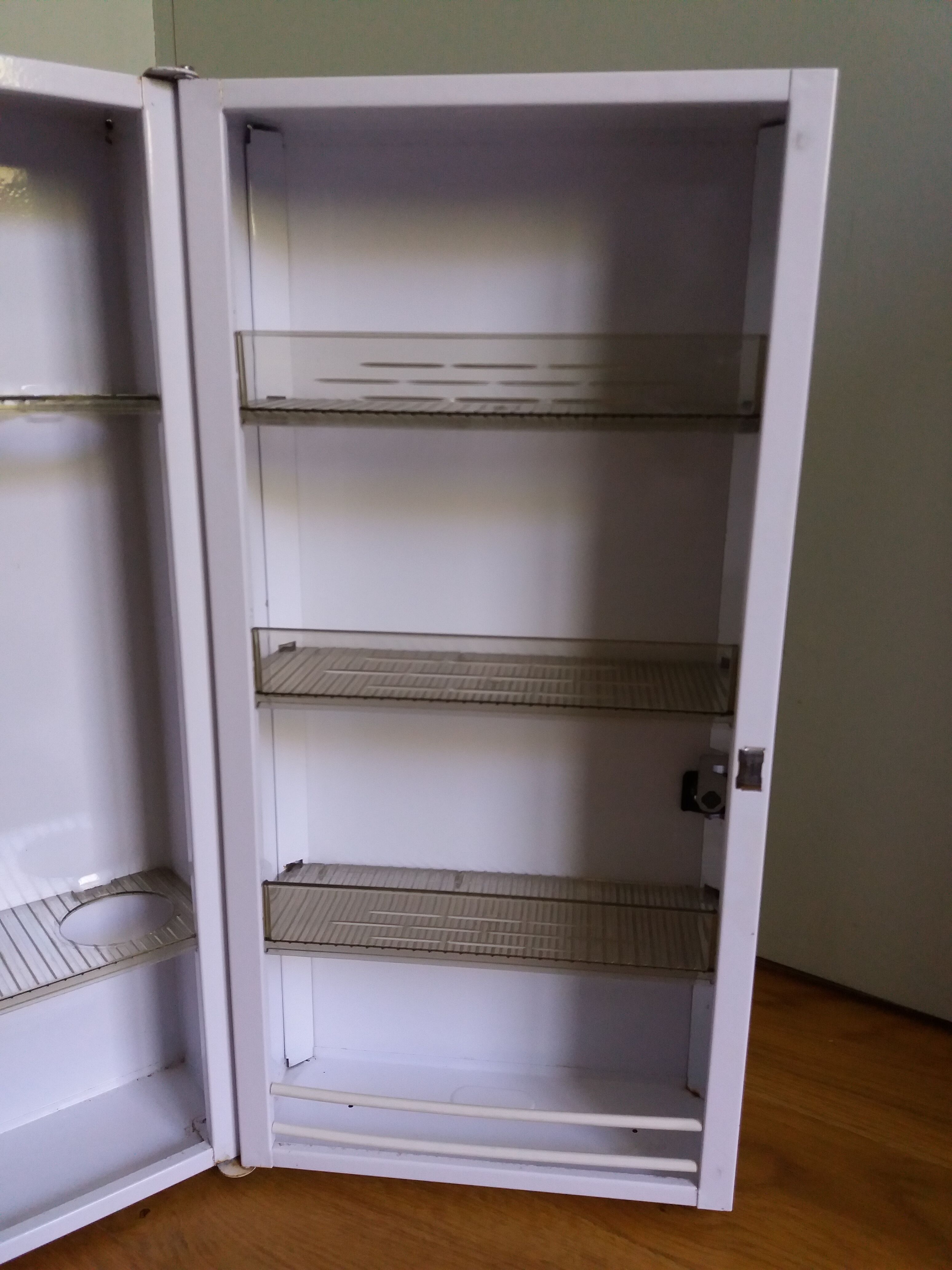 Armoire à pharmacie en métal laqué blanc
