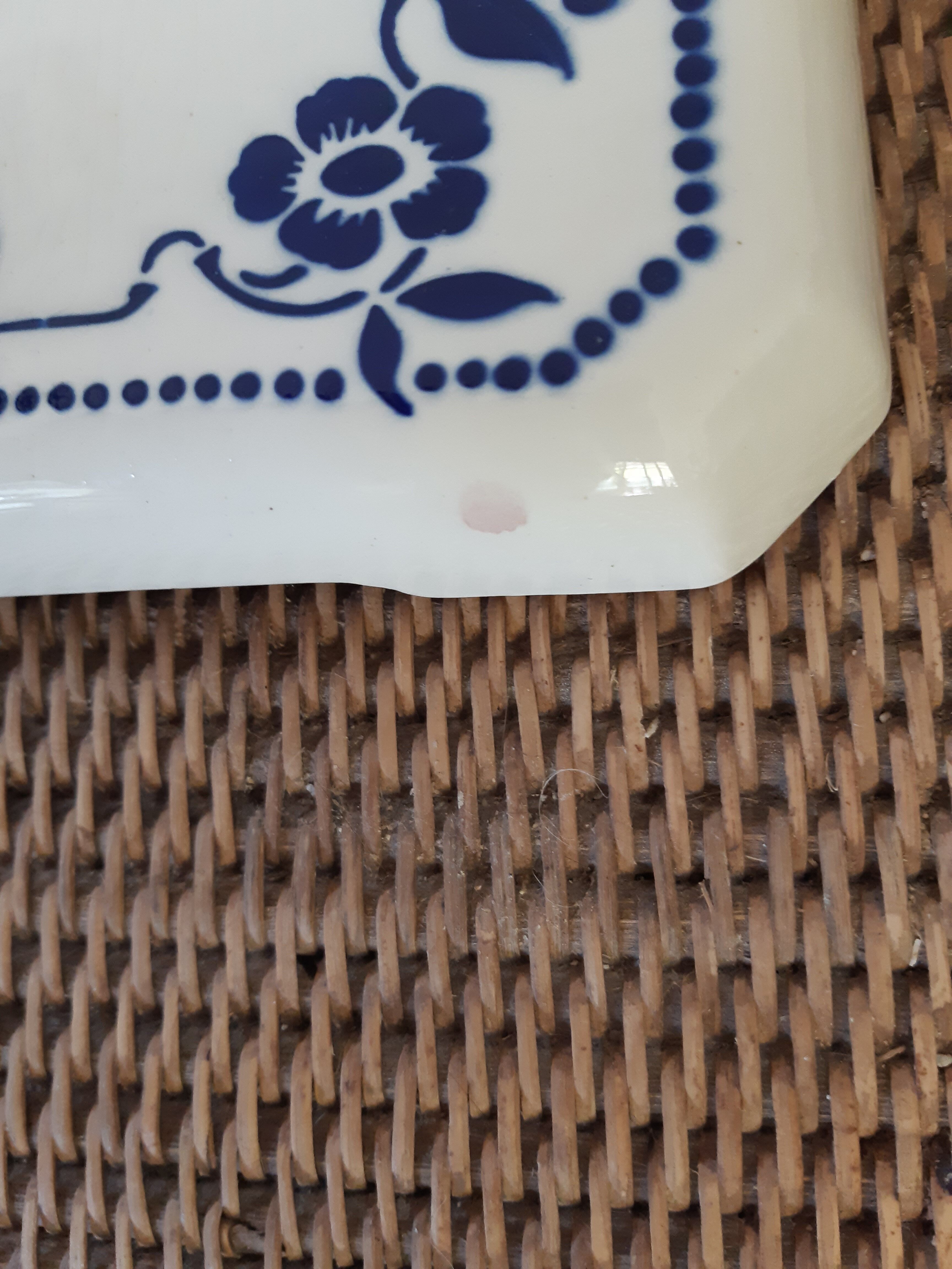 Under the plate of earthenware