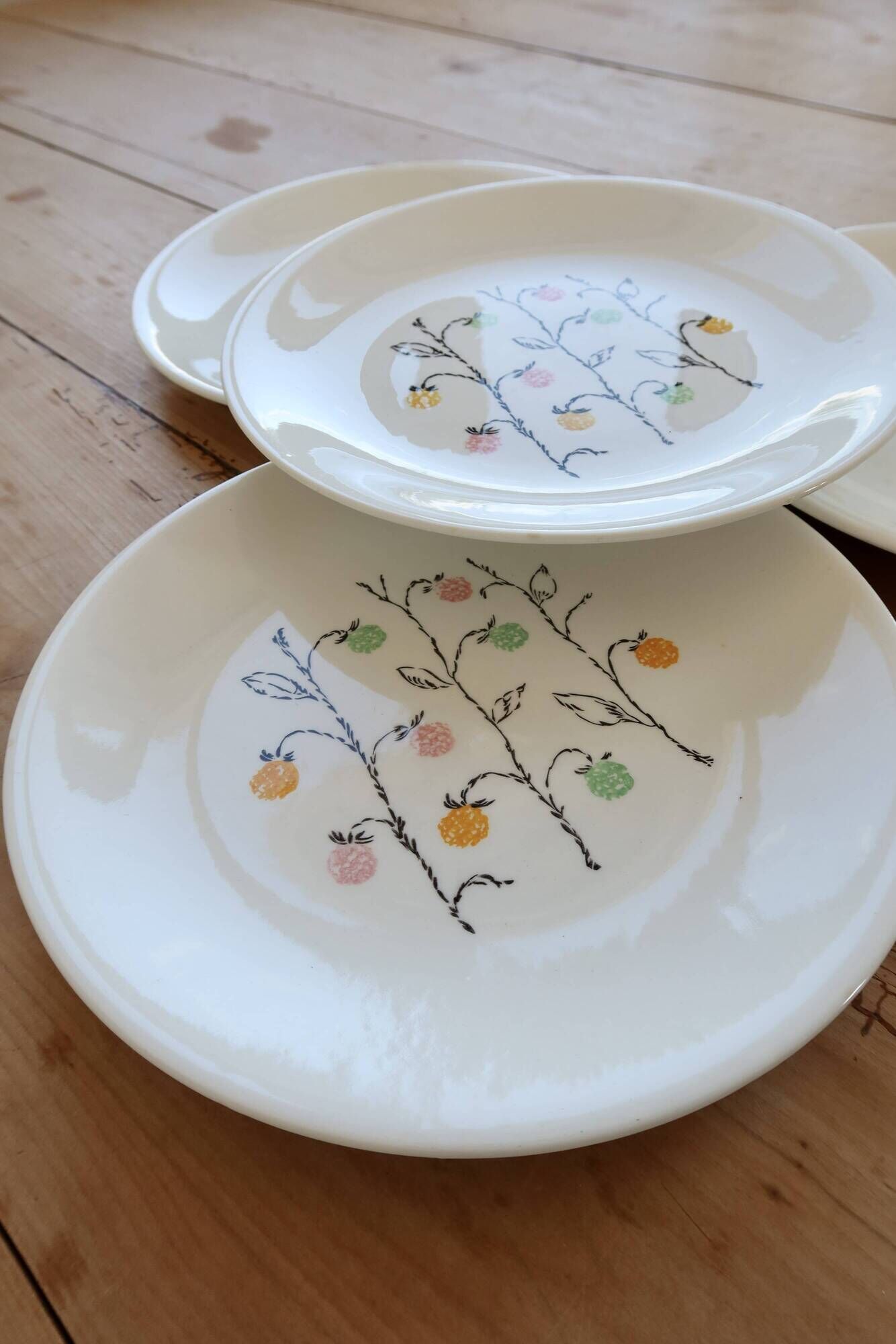 4 vintage flat plates in Gien earthenware, model Marie-Claire.