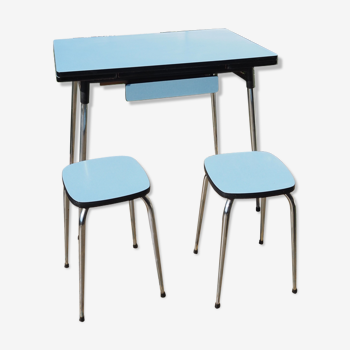 Table en formica bleu et ses deux tabourets
