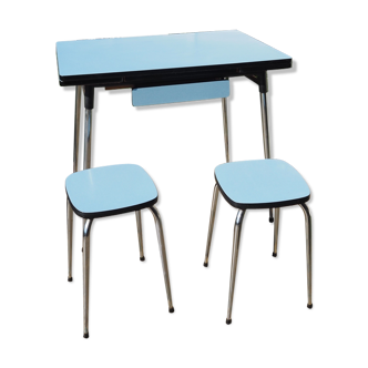 Table en formica bleu et ses deux tabourets