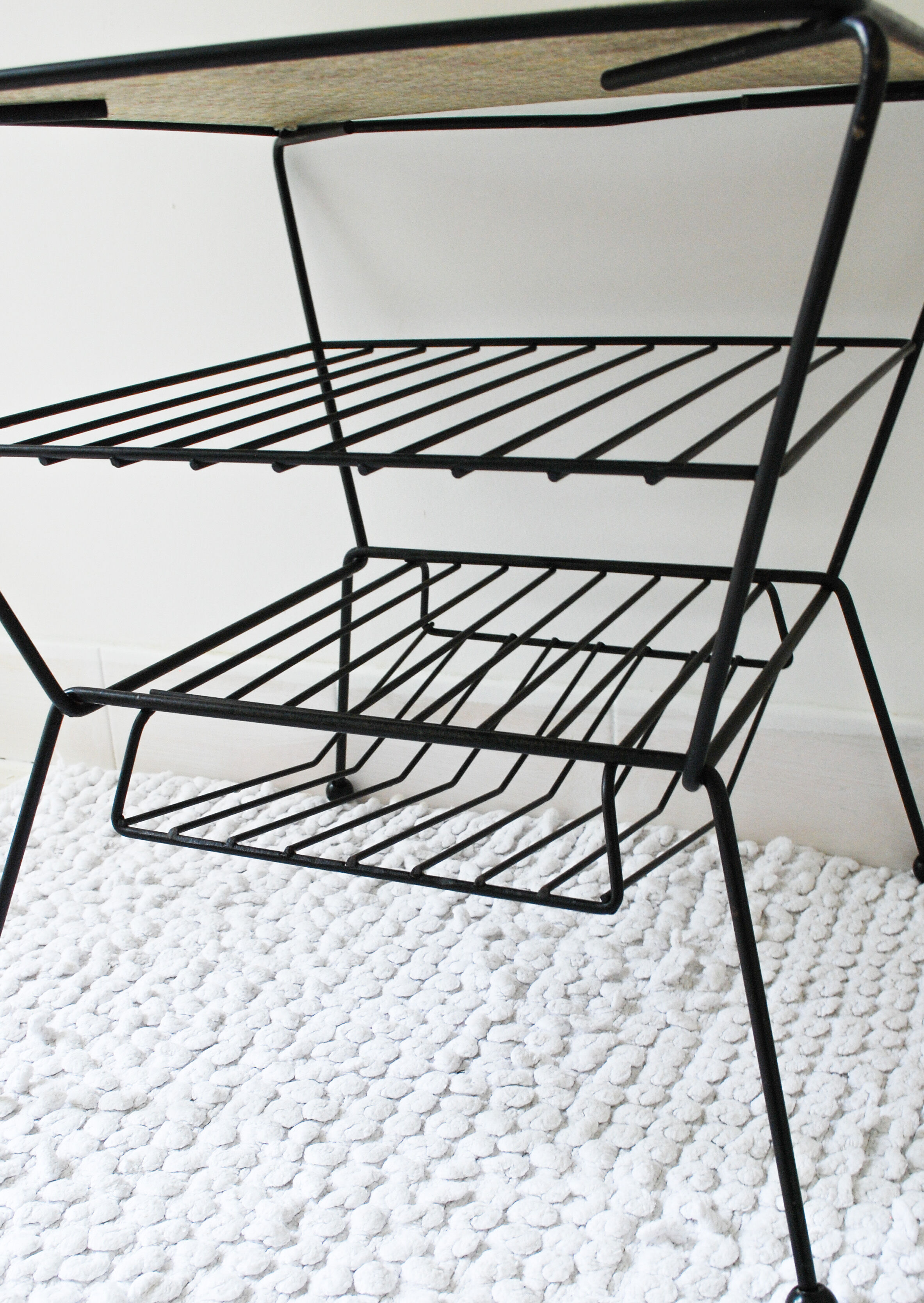 End magazine rack table