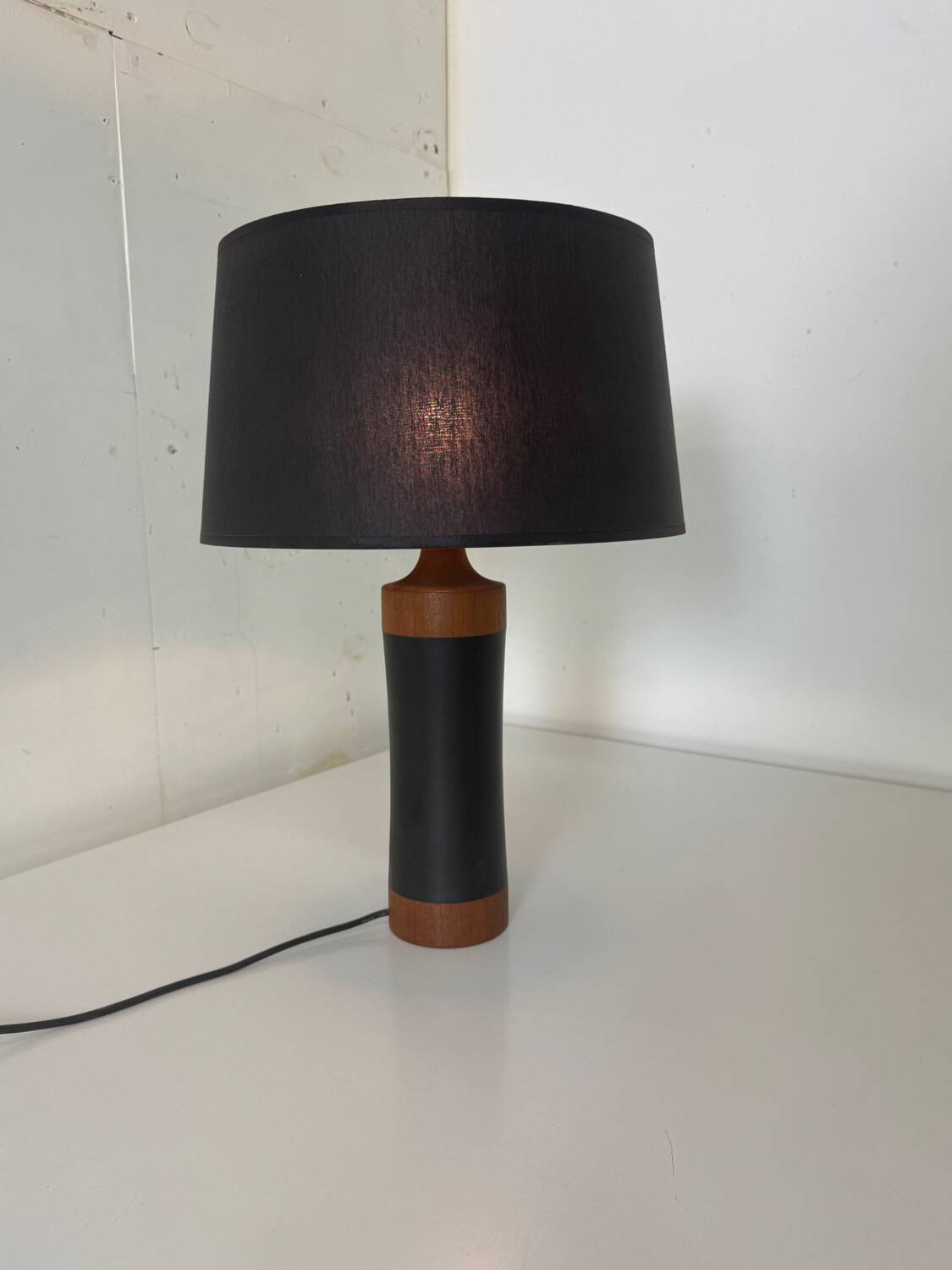 Lampe de table scandinave danoise du milieu du siècle en teck et cuir, années 1950