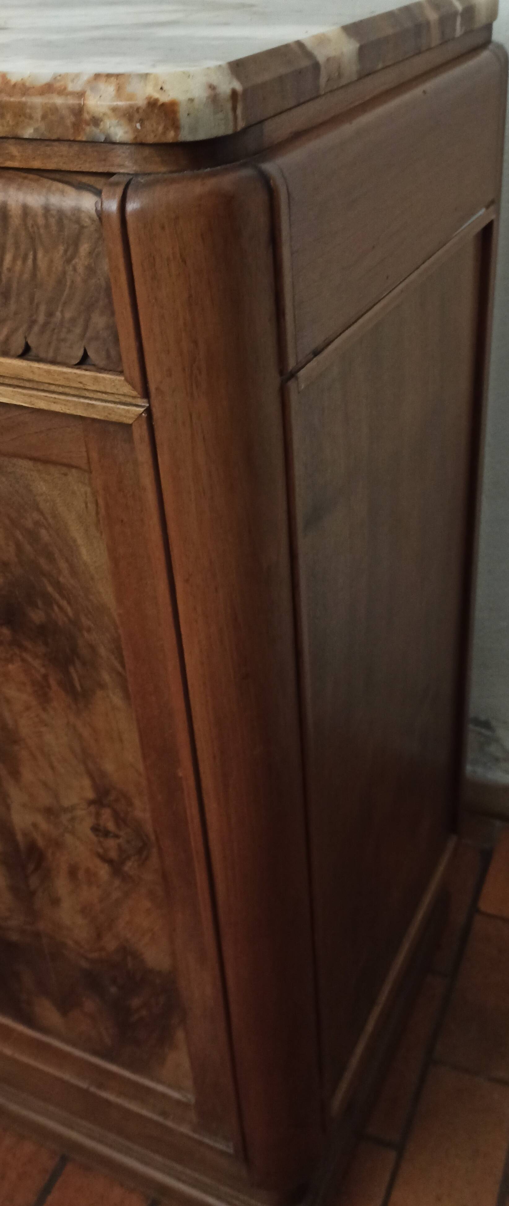 Low sideboard from the beginning of the twentieth century in walnut.