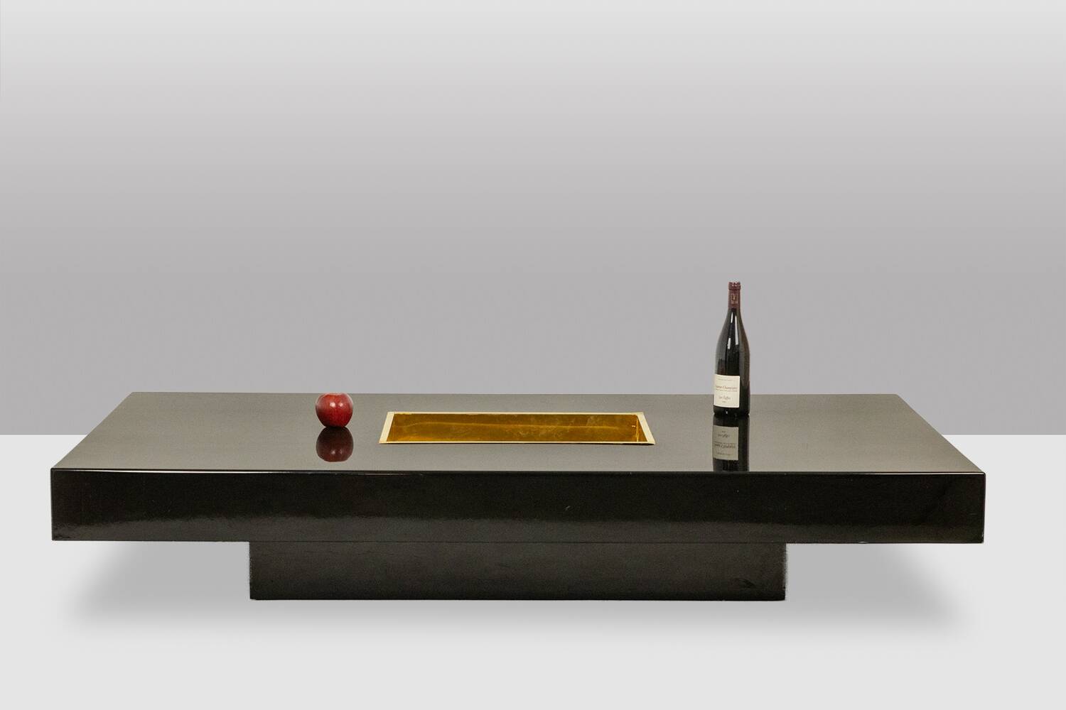 Willy Rizzo. Low table in black lacquered wood and gold brass. 1970s.