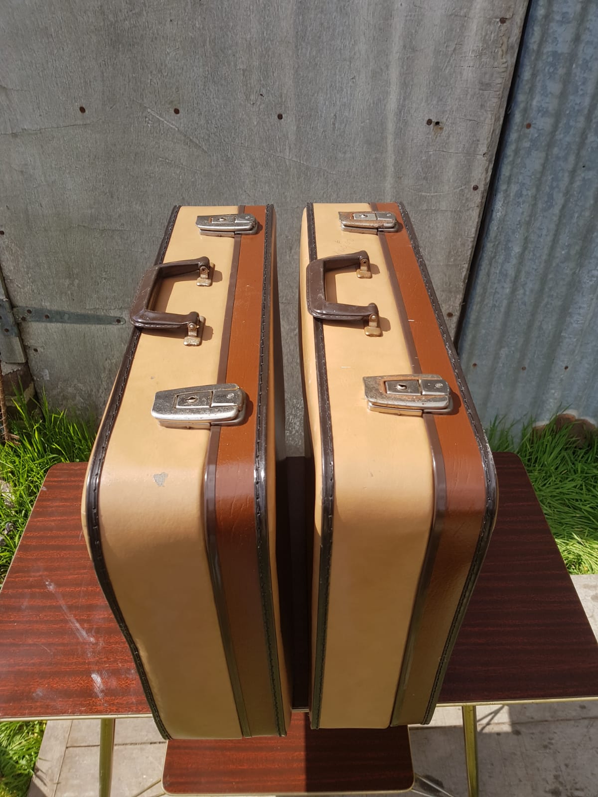 Paire ancienne valise carton marron & beige avec anse bakélite vintage