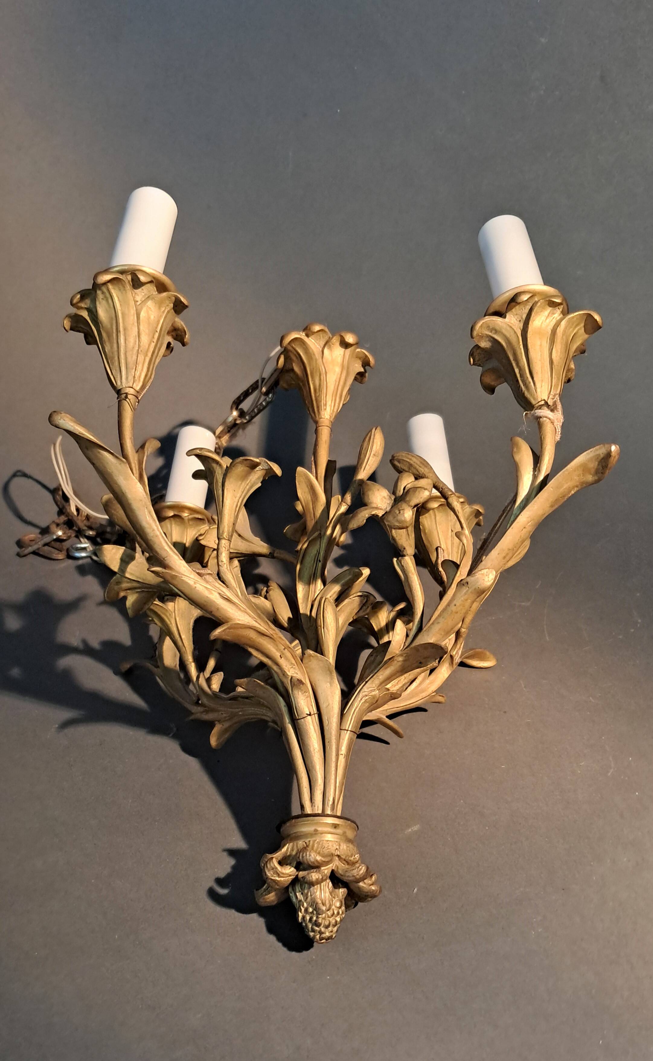 Neoclassical 4-arm gilt bronze chandelier, Circa 1940/1950.