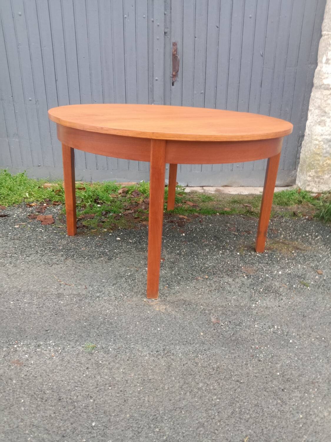 Extendable Scandinavian table