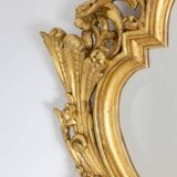 Miroir de style Régence en bois sculpté et doré. Années 1950.