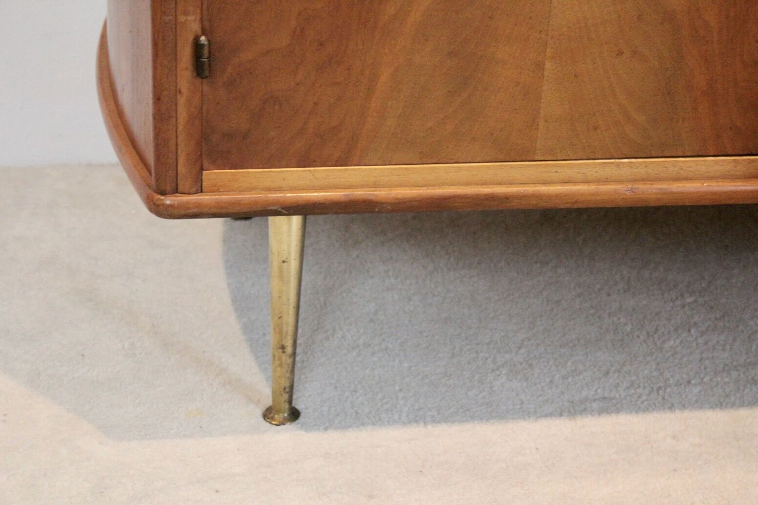 Enfilde en noyer et laiton par William Watting pour Fristho