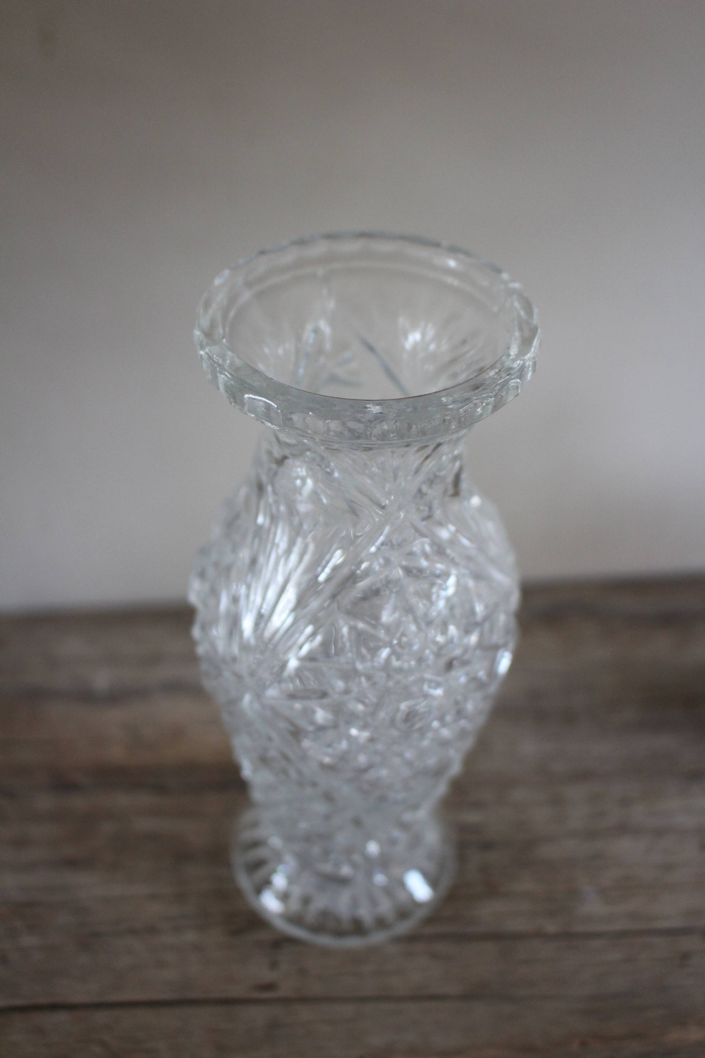 Structured glass vase with curved flowers